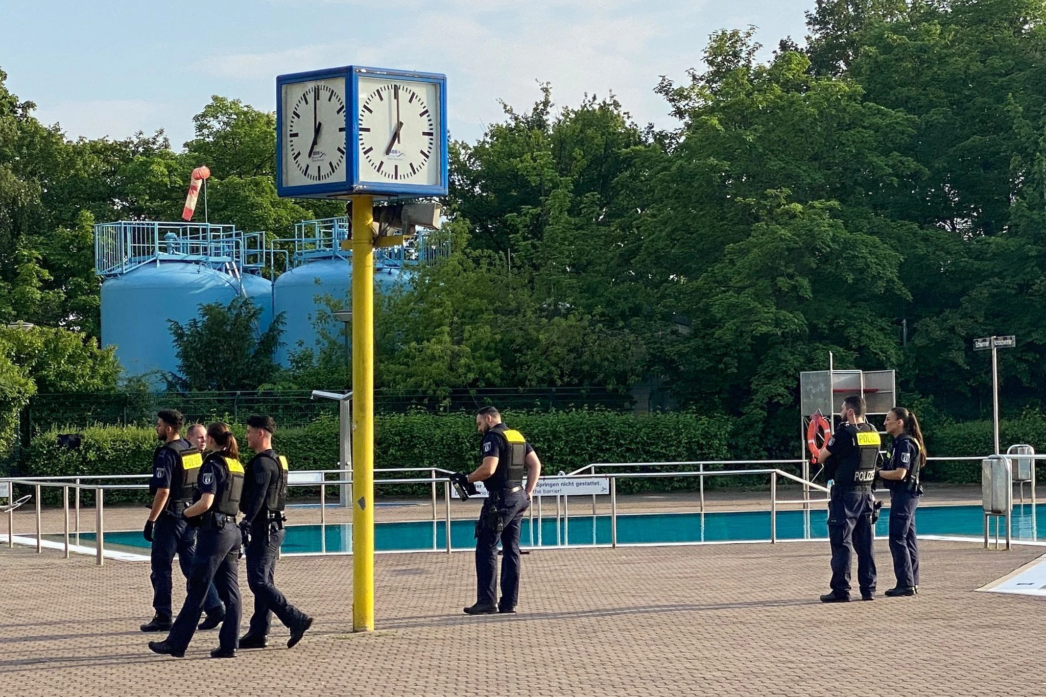 Das Sommerbad Neukölln am Columbiadamm wurde am Mittwochabend von Polizisten geräumt.