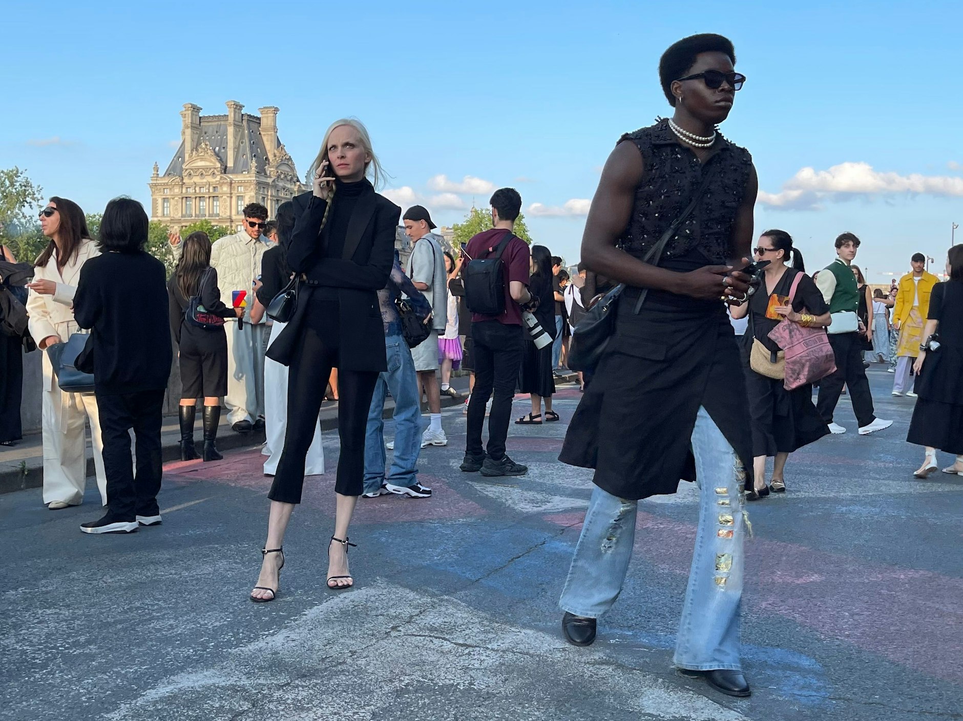 Wer schon alles gesehen hat, überbückt die Wartezeit mit Telefonaten. Man ist ja nicht zum Spaß hier!