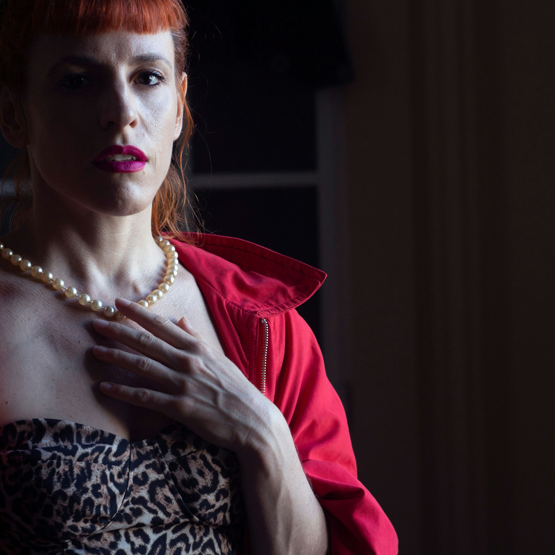 Die argentinische Performerin Marina Otero feiert ihren Narzissmus mit Unterstützung von fünf schwitzenden nackten Tänzern.