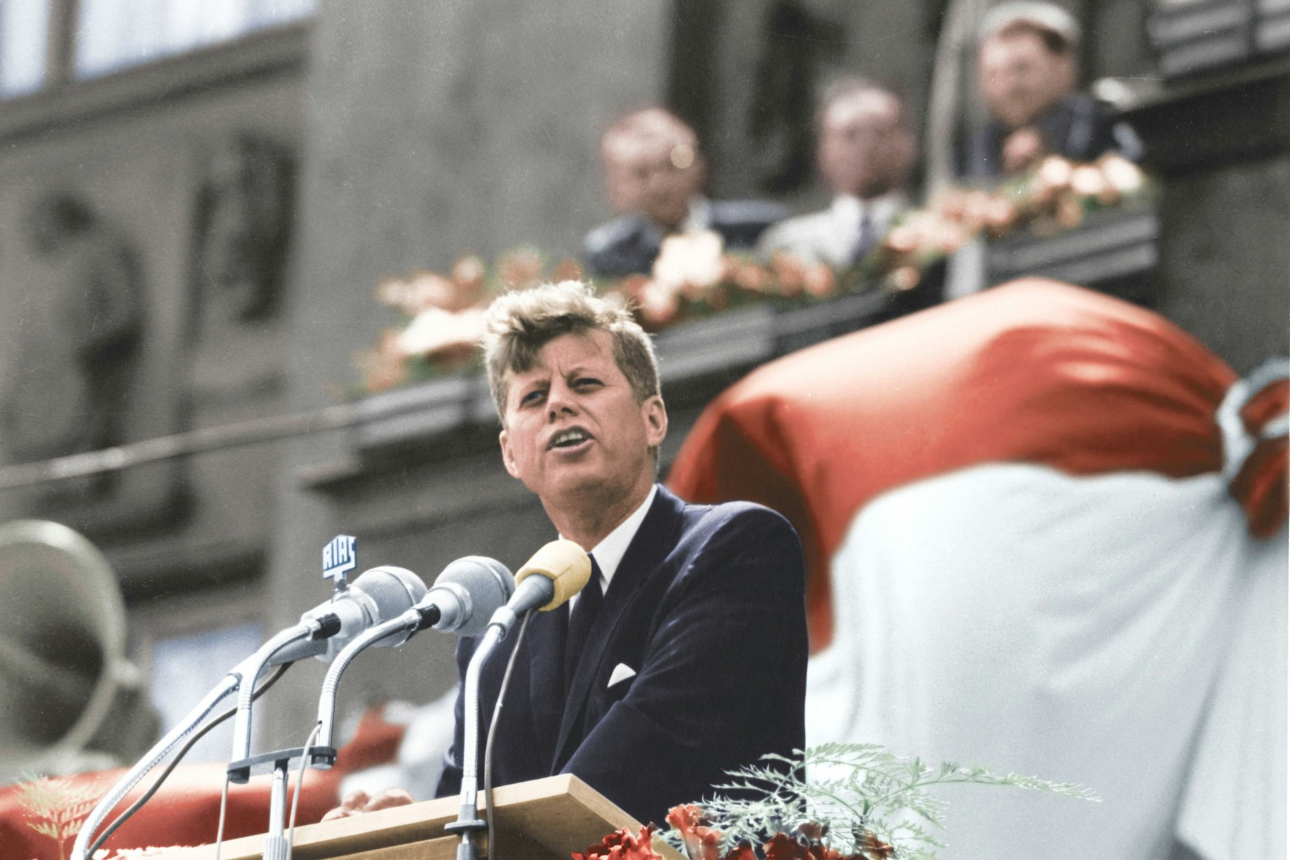 John F. Kennedy spricht bei seinem Besuch in Berlin am 26. Juni 1963 vor dem Rathaus Schöneberg. Sein Satz „Ich bin ein Berliner!“ ging in die Geschichtsbücher ein.