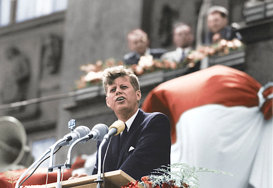 John F. Kennedy spricht bei seinem Besuch in Berlin am 26. Juni 1963 vor dem Rathaus Schöneberg. Sein Satz „Ich bin ein Berliner!“ ging in die Geschichtsbücher ein.