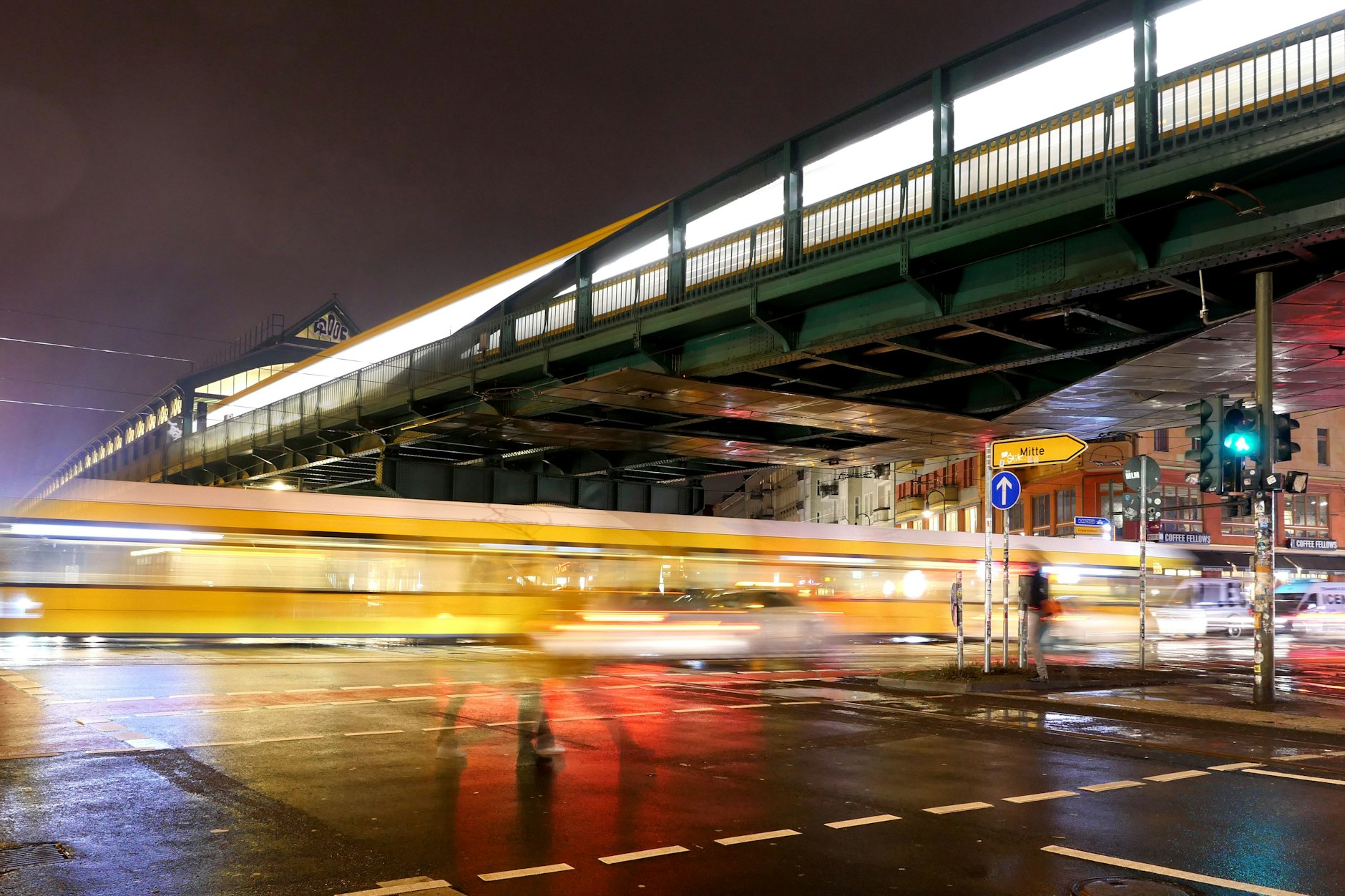 Eine Straßenbahn der Linie M10 unterwegs am U-Bahnhof Eberswalder Straße in Prenzlauer Berg. Mit einer Pünktlichkeitsquote von 94,6 Prozent gehört sie zu den zuverlässigeren Tramstrecken.&nbsp;