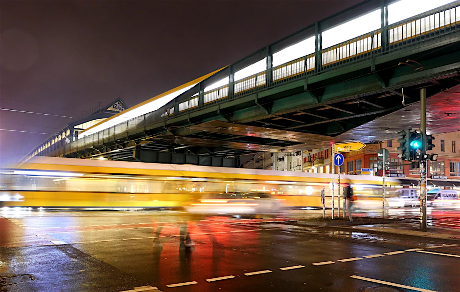 Eine Straßenbahn der Linie M10 unterwegs am U-Bahnhof Eberswalder Straße in Prenzlauer Berg. Mit einer Pünktlichkeitsquote von 94,6 Prozent gehört sie zu den zuverlässigeren Tramstrecken.&nbsp;