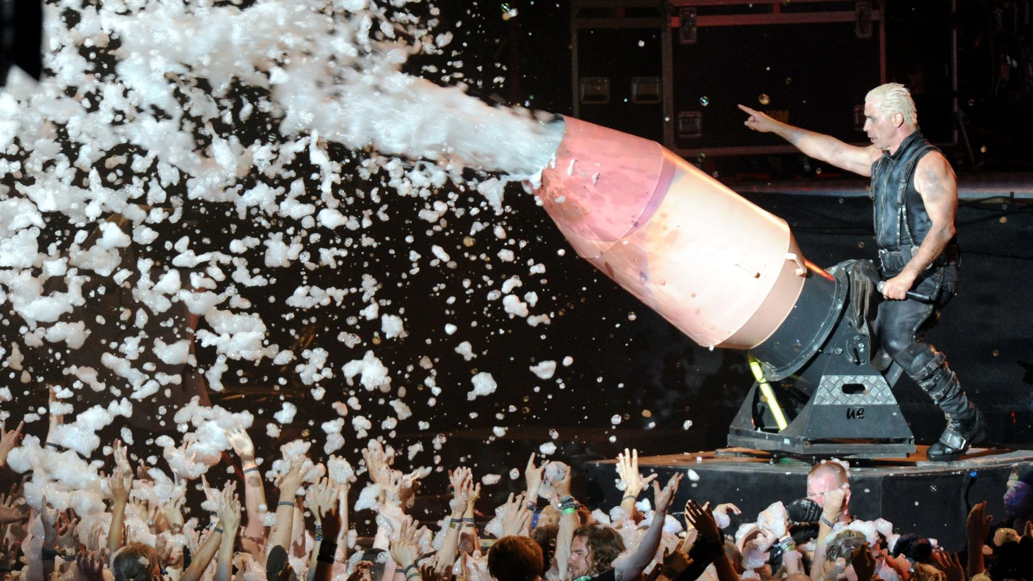 Rammstein-Frontmann Till Lindemann bespritzt mit einer Schaumkanone das Publikum.
