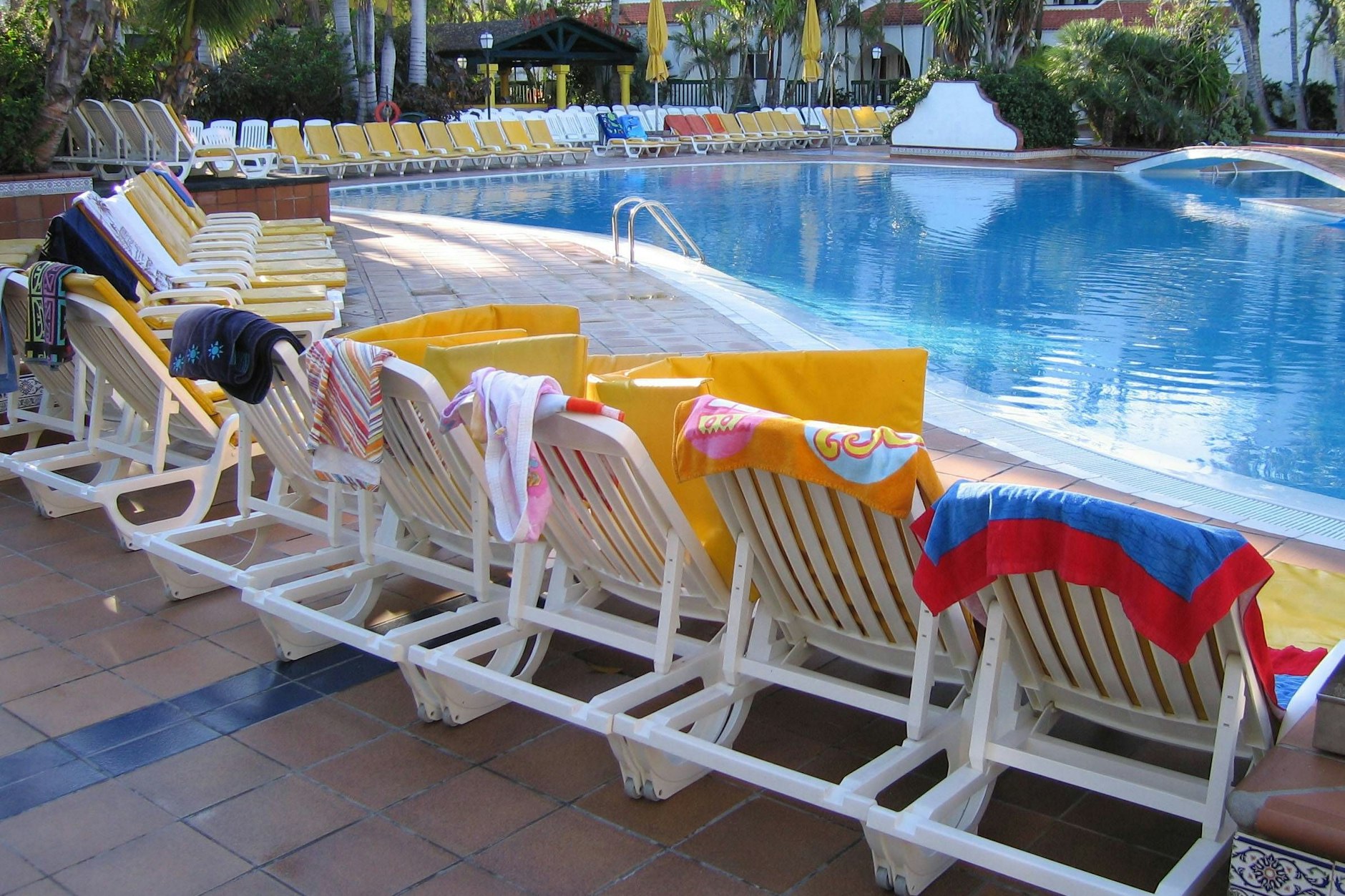 Reservierte Liegen am Pool: Viele Urlauber gucken auch im Hotel ganz genau, wo sie bleiben. 