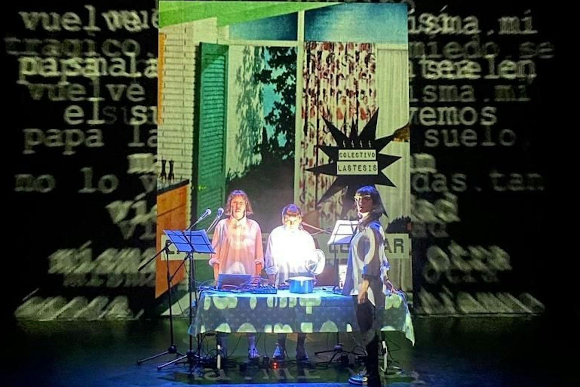 Die chilenische Protestgruppe Lastesis spielt im HAU ihre „Canciónes para Cocinar“ ab