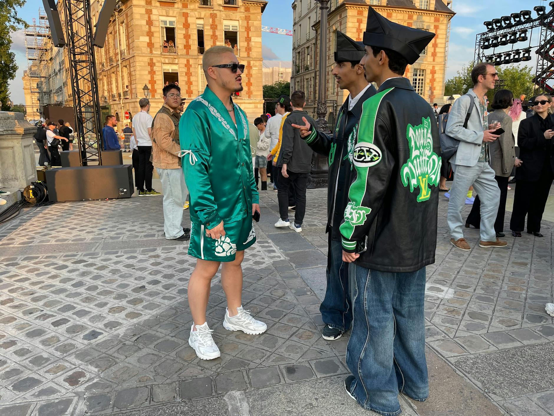 Die Hadban-Zwillinge fallen durch hervorragendes Betragen auf. Immer freundlich, immer nett. Hier im Gespräch mit einem Fan.