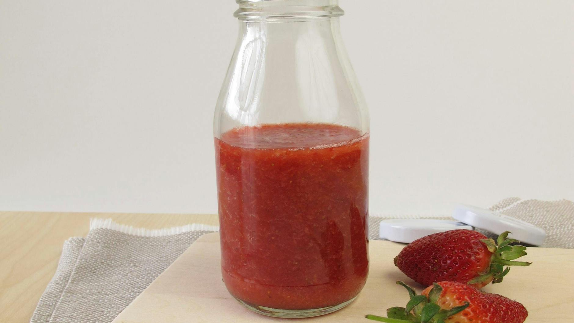 Der Erdbeerspiegel ist das perfekte Topping für die Joghurtbombe.