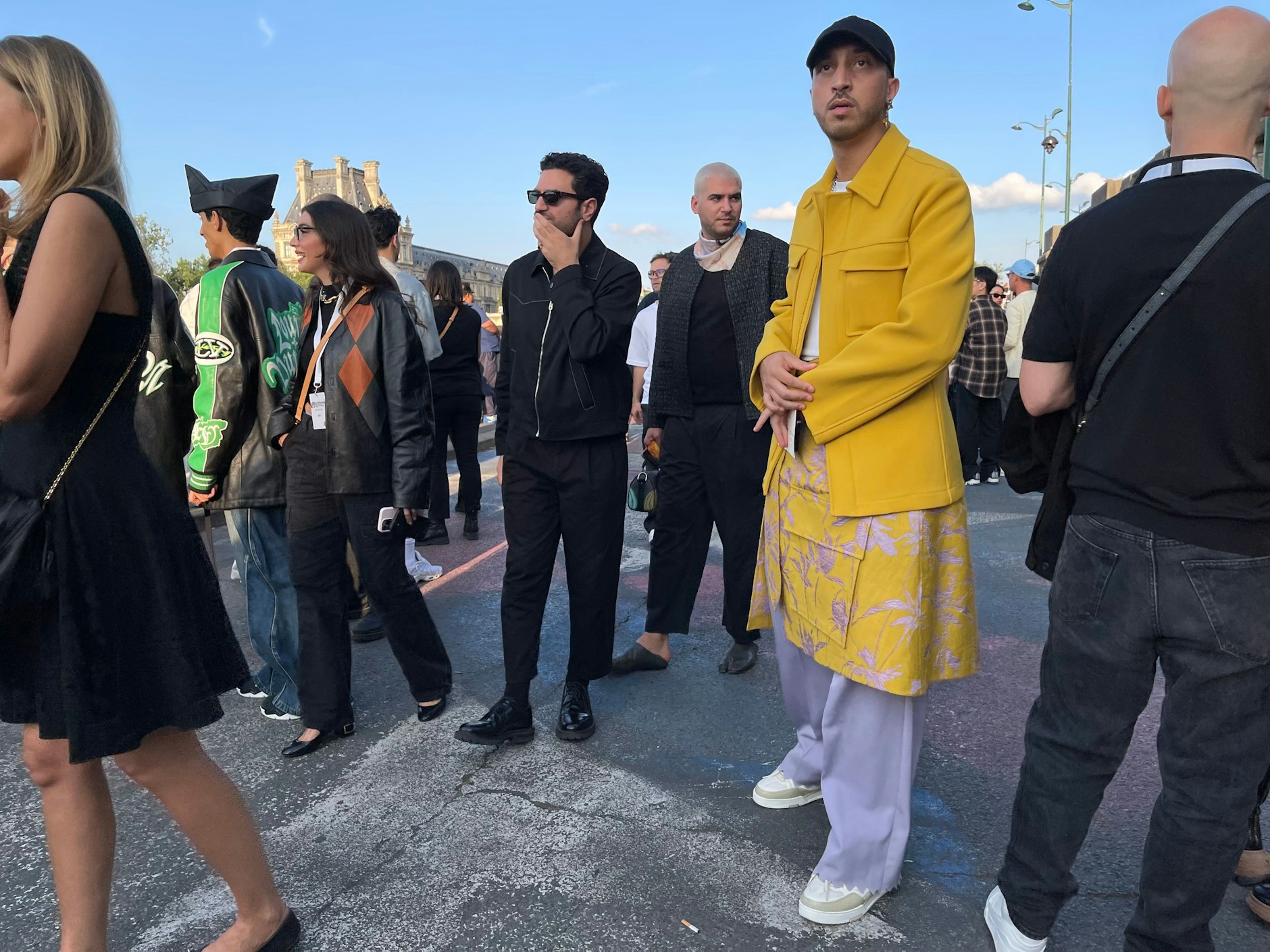 Raffiniert gelayert: eine Rock-Hosen-Kombination in warmem Gelb und pastelligem Lila.