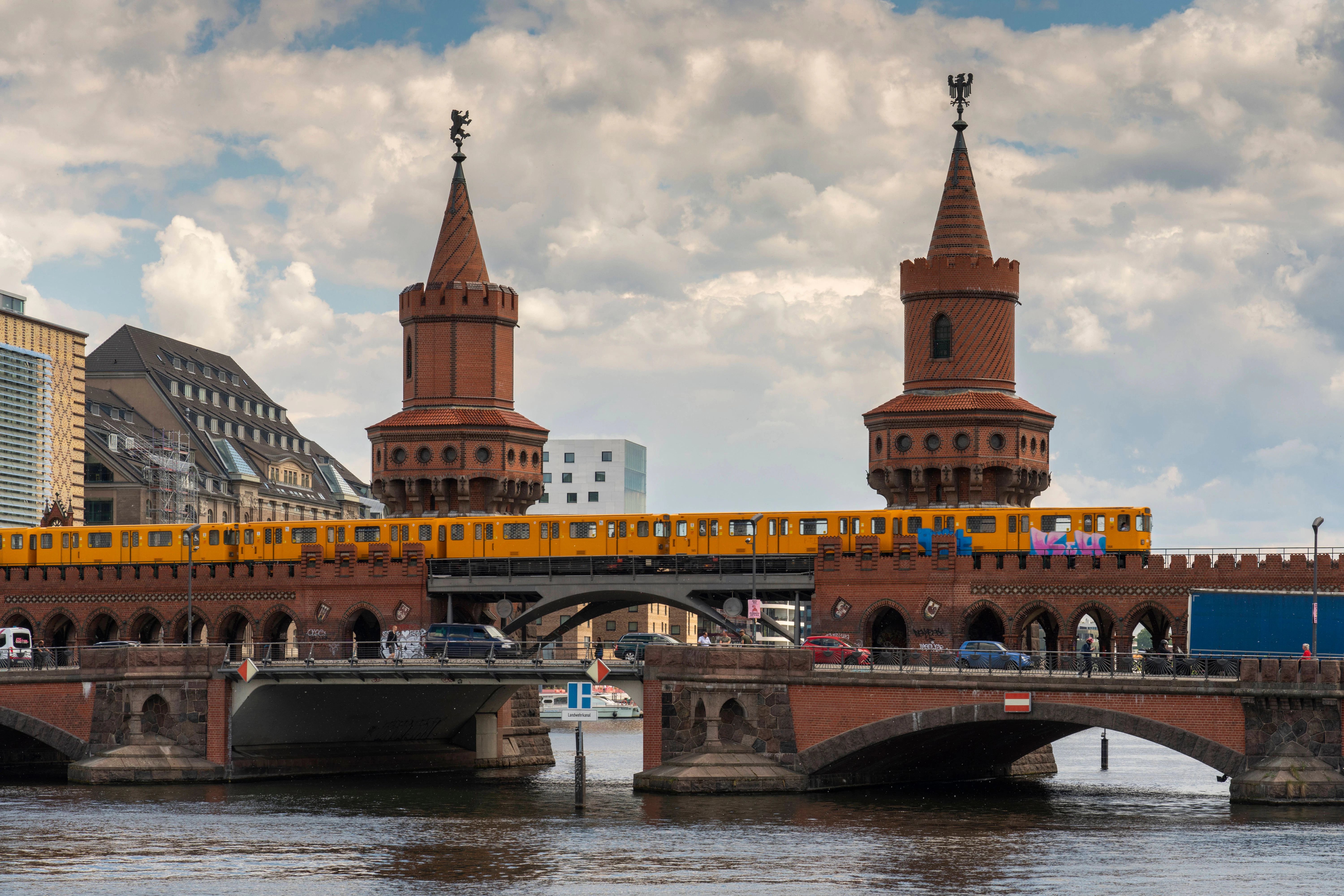 Ein Zug der U-Bahn-Linie U1 überquert auf der Oberbaumbrücke die Spree. Im vergangenen Jahr wurden 96,1 Prozent der Fahrten als pünktlich gewertet – 2020 waren es noch 98,6 Prozent.