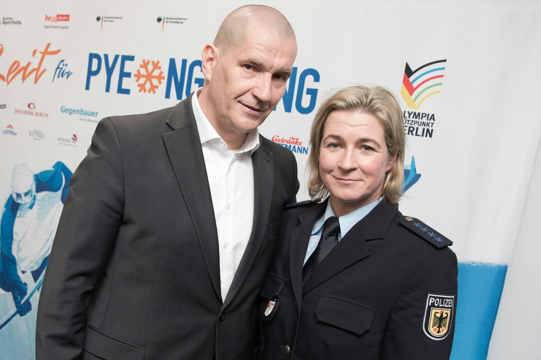 Claudia Pechstein (r), Eisschnellläuferin, und ihr Lebensgefährte Matthias Große.