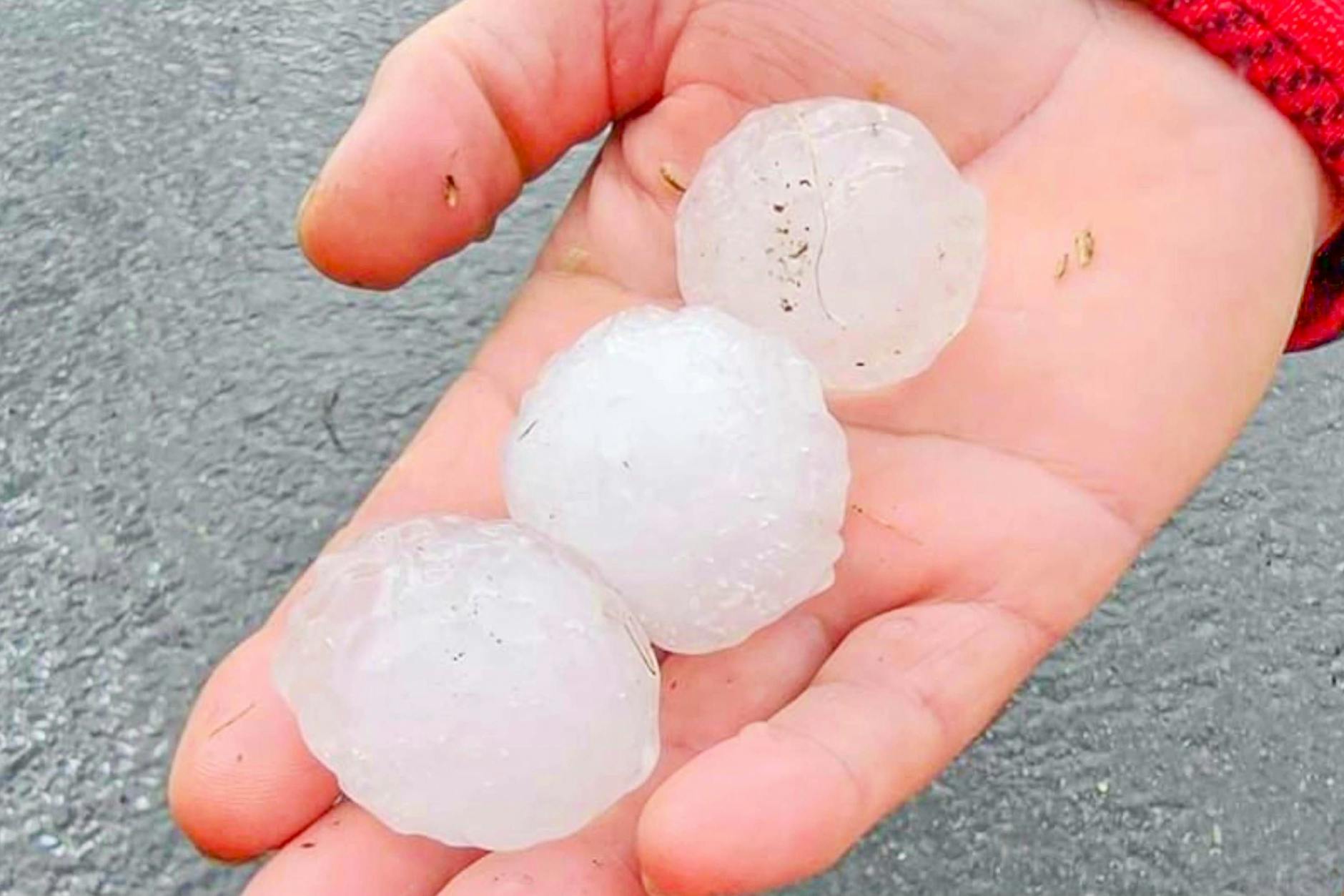 Hagel in Nordrhein-Westfalen: Etwa 4,5 Zentimeter groß sind die Körner, die auf Bad Berleburg prasselten.