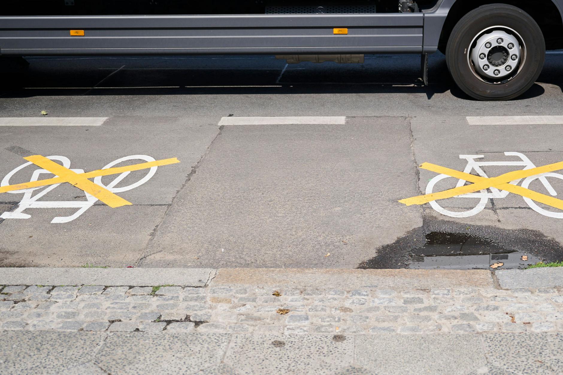 Auf der Ollenhauer Straße sind die Zeichen für den Radweg mit gelben Kreuzen zugeklebt. Der Radweg existiert nicht mehr.
