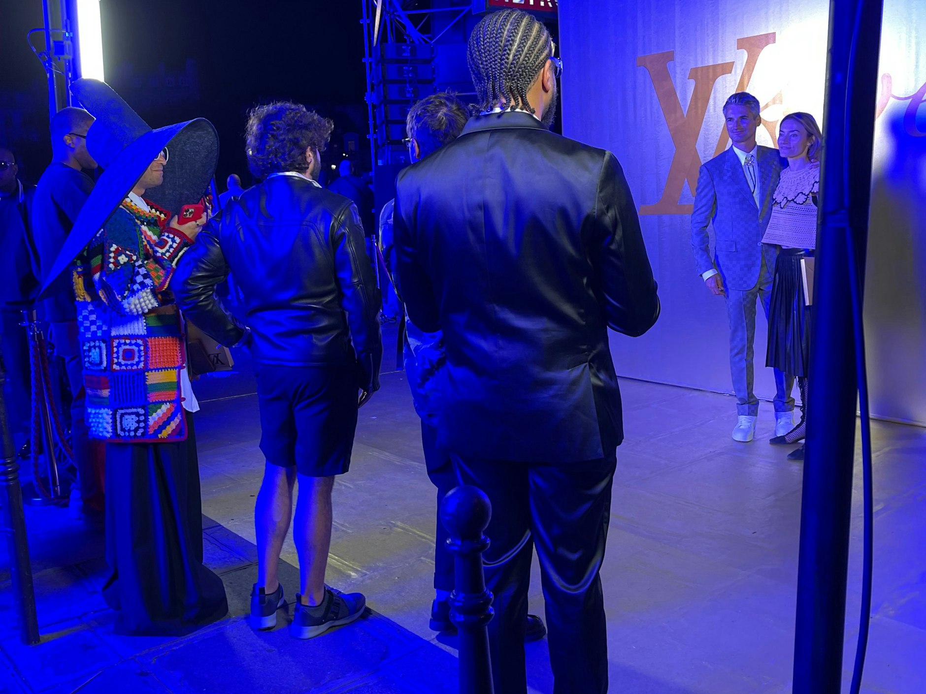 Bis tief in die Nacht glühen die Linsen der Smartphones. Man beachte den Riesenhut ganz links.