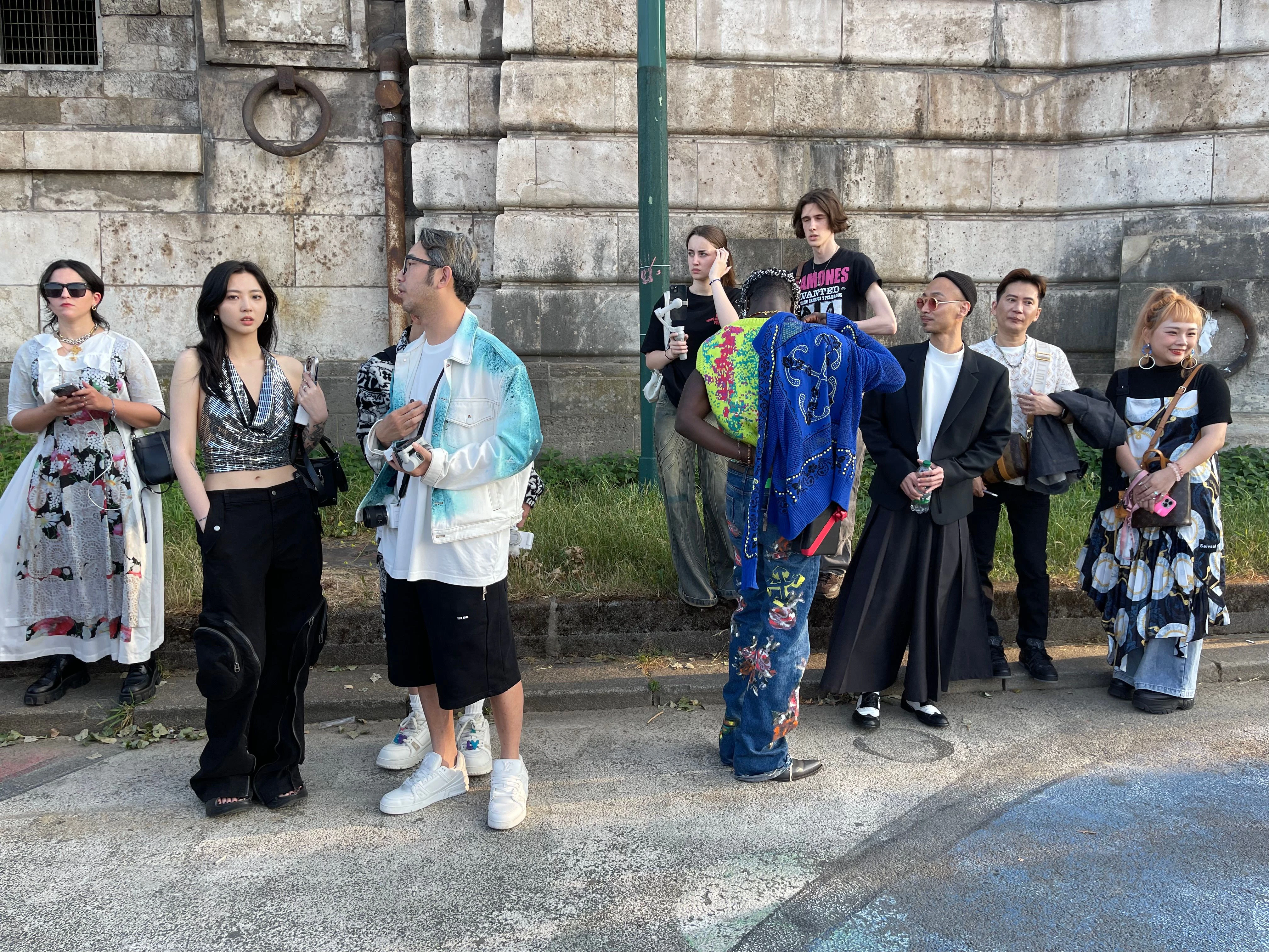 Die Outfits bei Louis Vuitton sind vor allem eines: bunt.