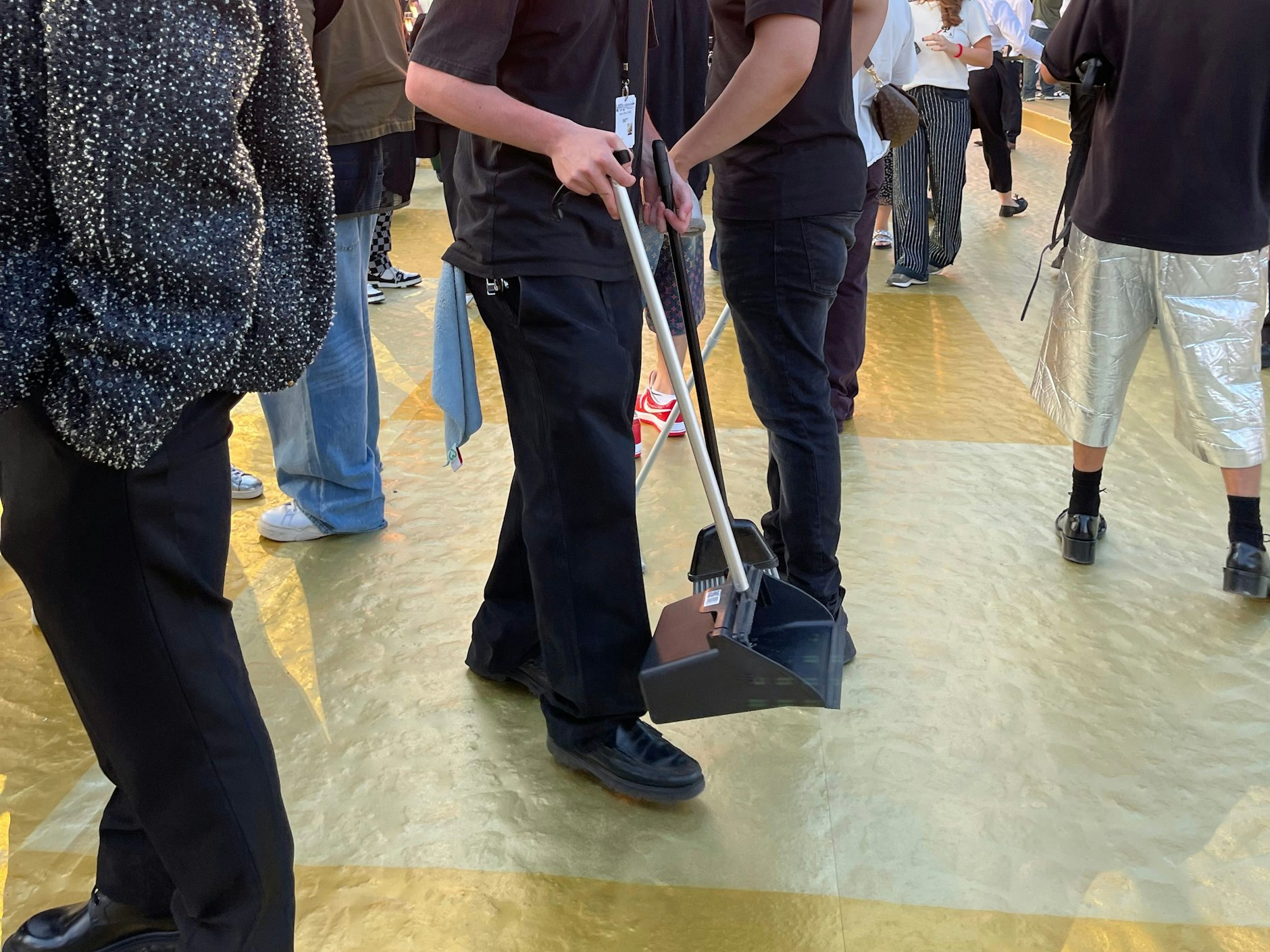 Die komplette Brücke Pont Neuf wurde für die Show mit einem gold-silbrigen Louis-Vuitton-Muster beschichtet. Immer wieder gehen Reinigungsteams über den Belag, denn gleich sollen hier die Models auf einem makellosen Runway entlanglaufen.