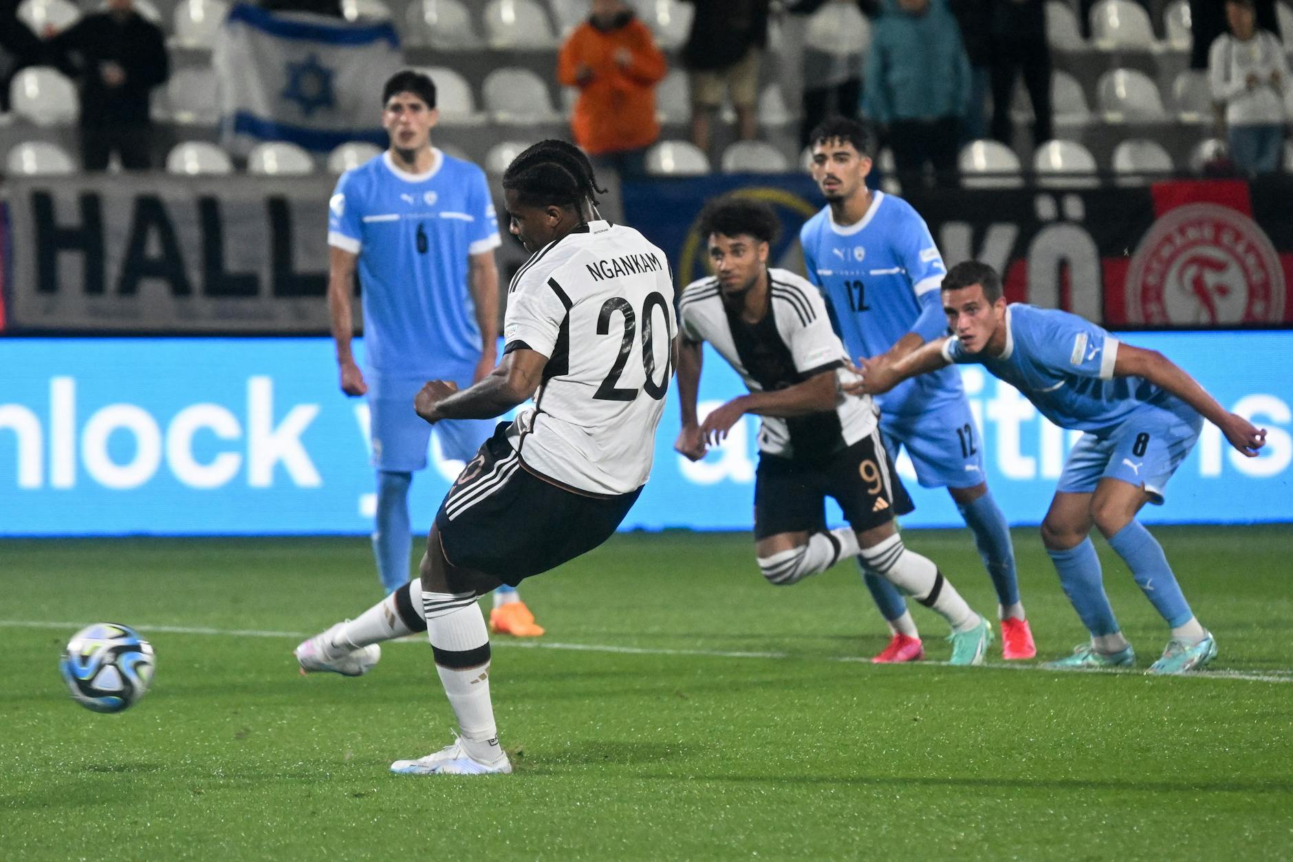 Deutschlands Jessic Ngankam (M) (ver)schießt einen Elfmeter.