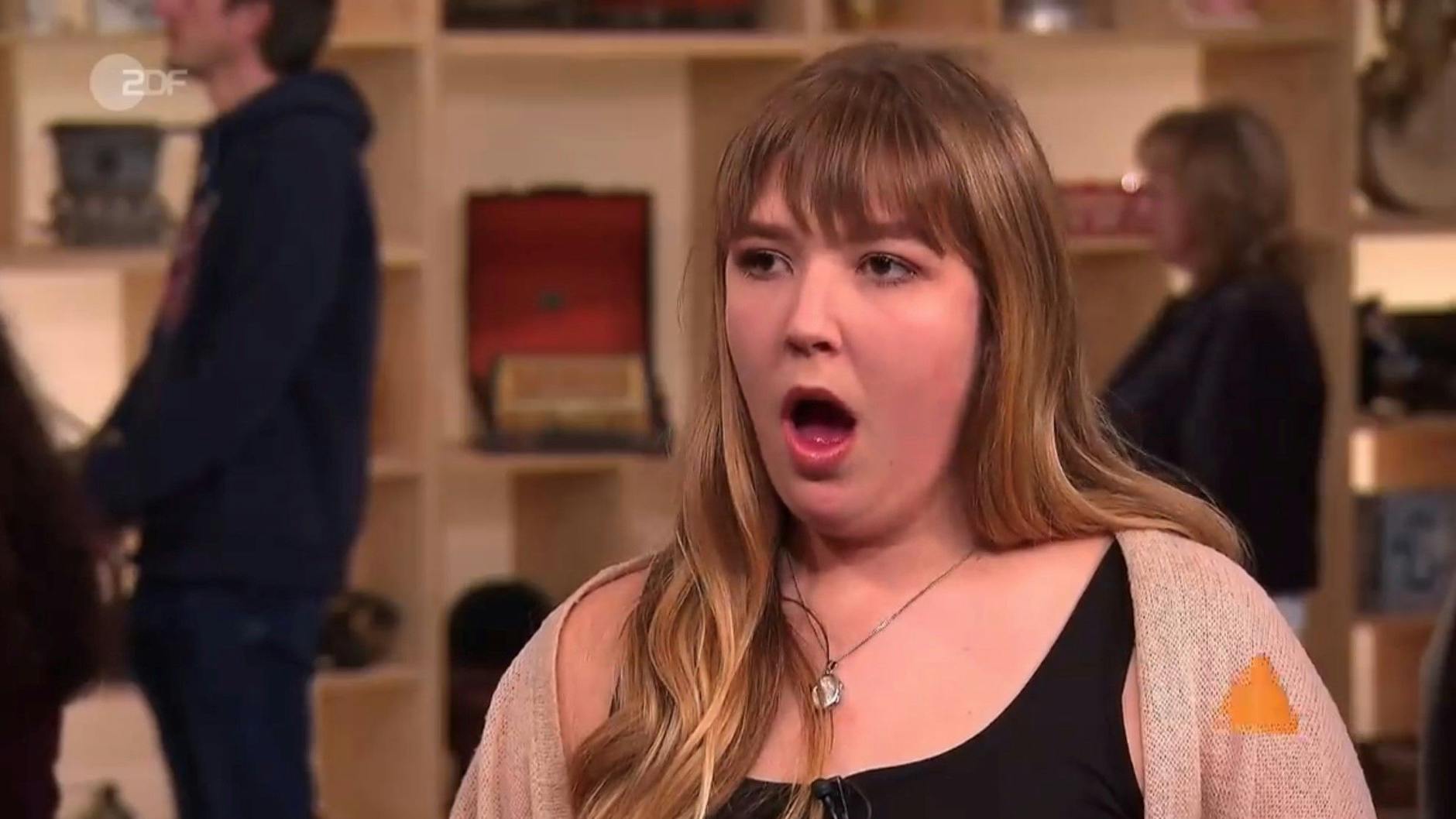 „Bares für Rares“-Kandidatin Lena kann nicht glauben, welchen Wert die Expertin bei der Expertise nennt.
