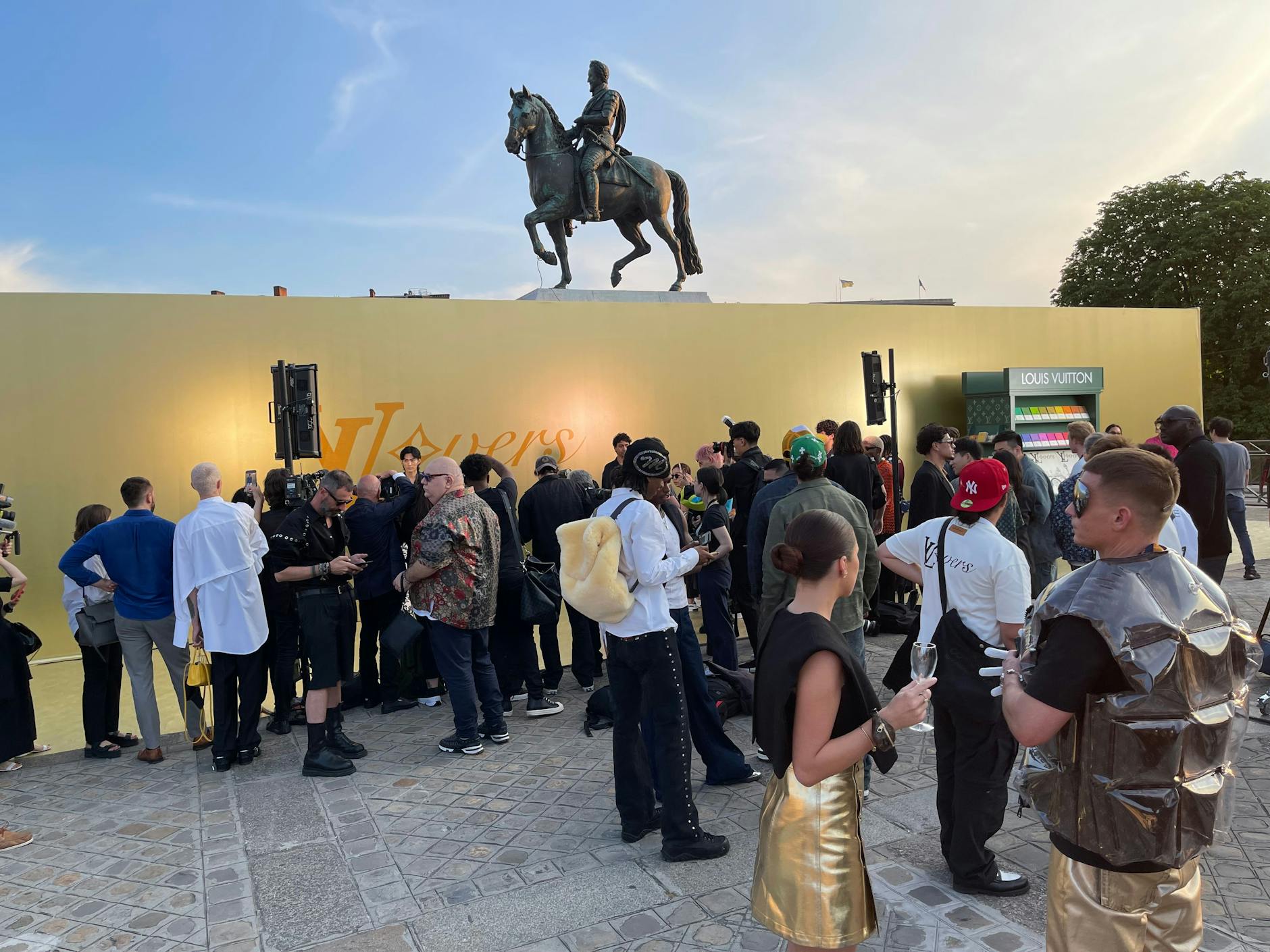 Warten vor der Fotowand: Vor zwei Stunden hatte es noch geregnet, pünktlich zum Beginn des Spektakels klarte der Himmel auf. Ein Glück!