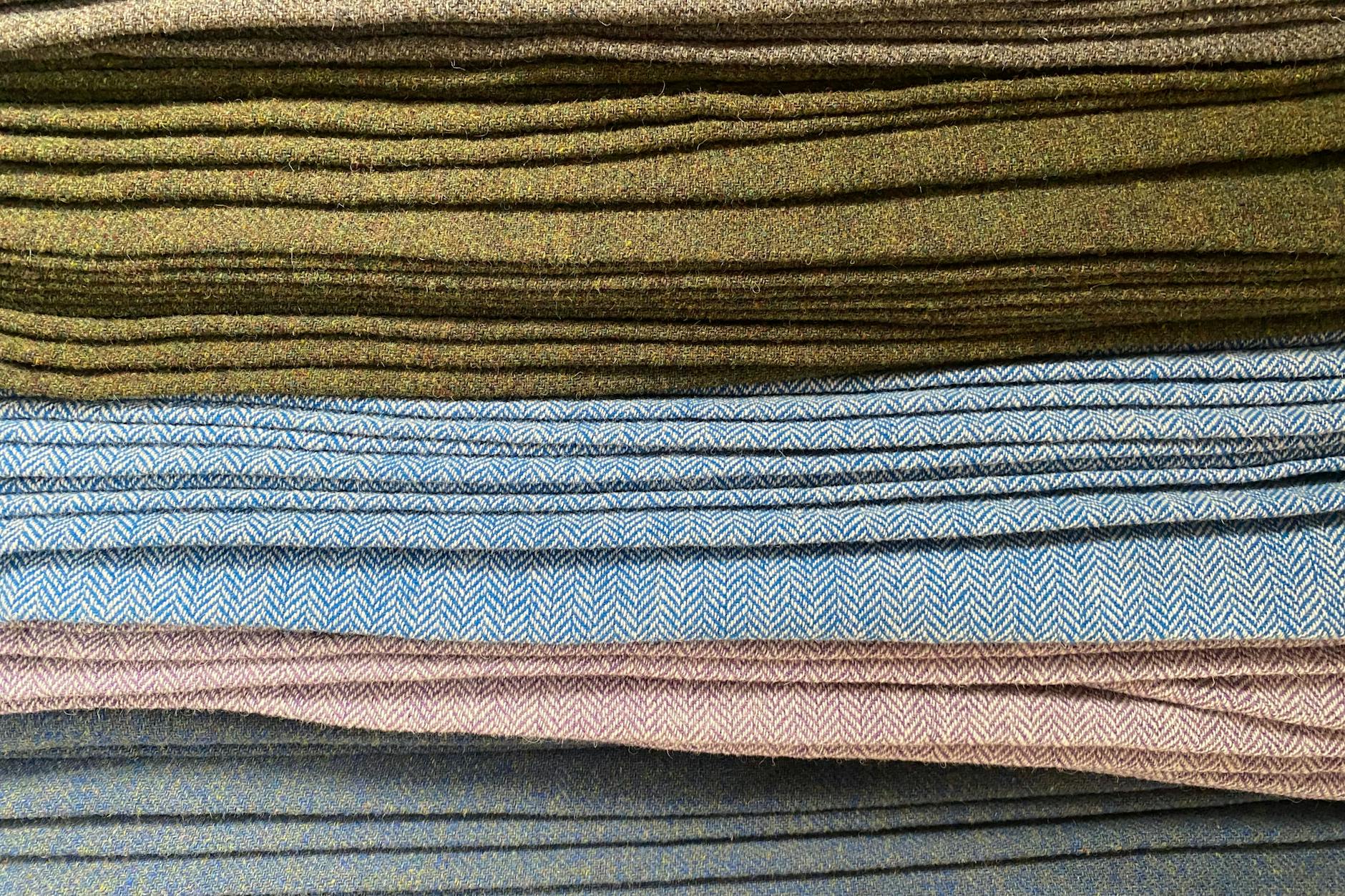 Verschiedene Stoffe sind in der Werkstatt von Weber Iain Martin übereinander gestapelt (Symbolbild).