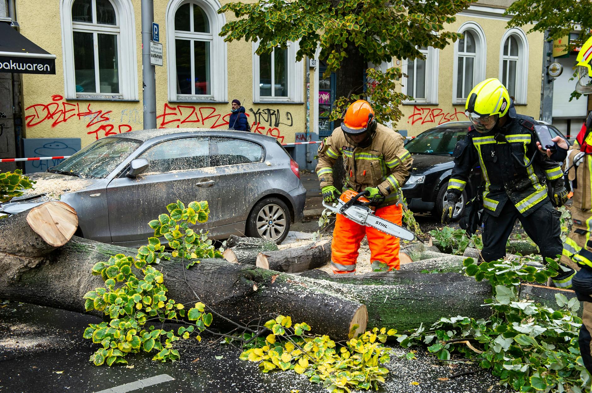 Die Feuerwehr beseitigt Sturmschäden.