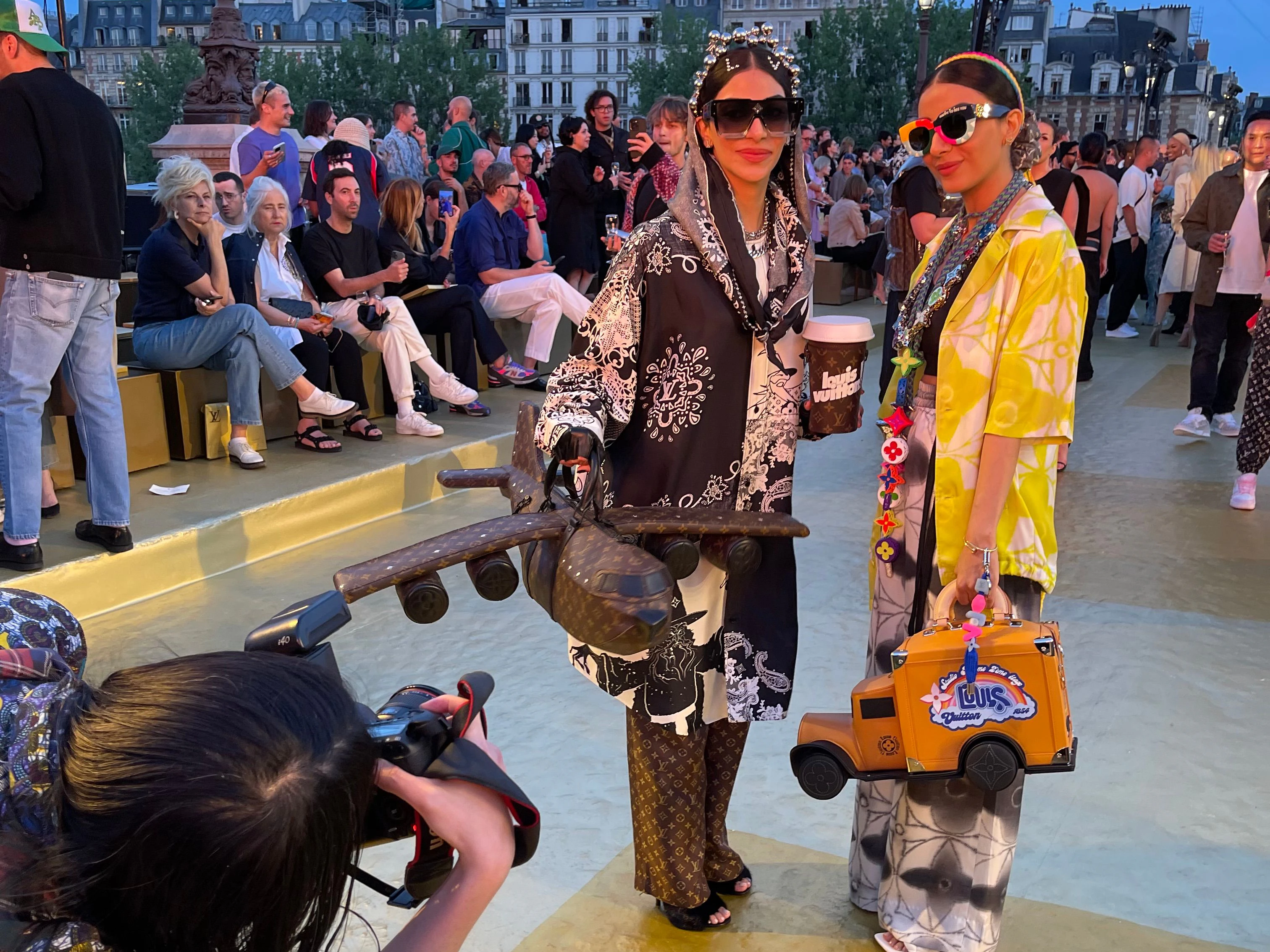 Die Louis-Vuitton-Flugzeugtasche stellte Virgil Abloh in seiner Herbst-Winter-Kollektion 2021/22 vor. Sie war nur auf Bestellung erhältlich, deswegen ist sie ein seltenes Stück.