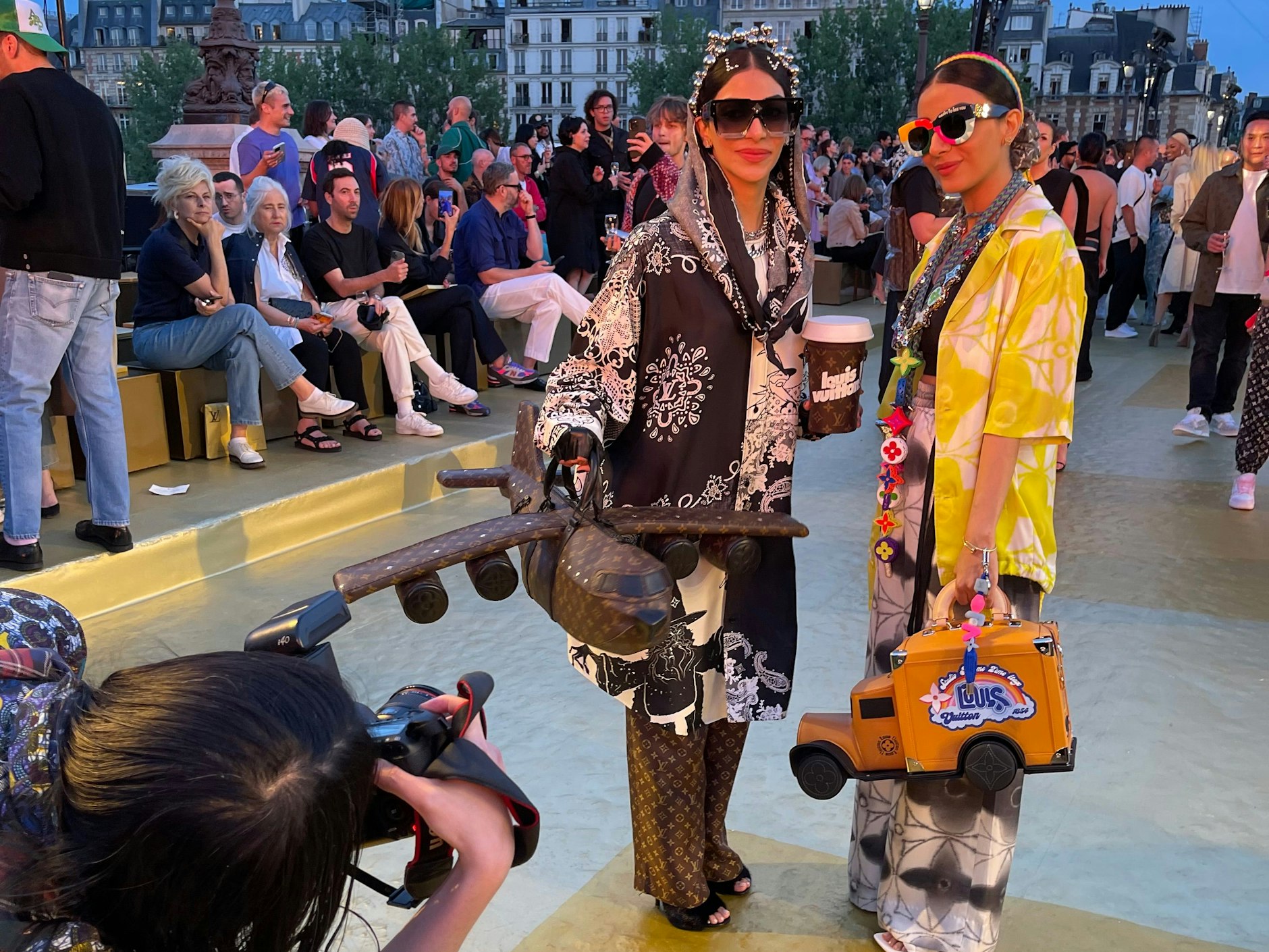 Die Louis-Vuitton-Flugzeugtasche stellte Virgil Abloh in seiner Herbst-Winter-Kollektion 2021/22 vor. Sie war nur auf Bestellung erhältlich, deswegen ist sie ein seltenes Stück.