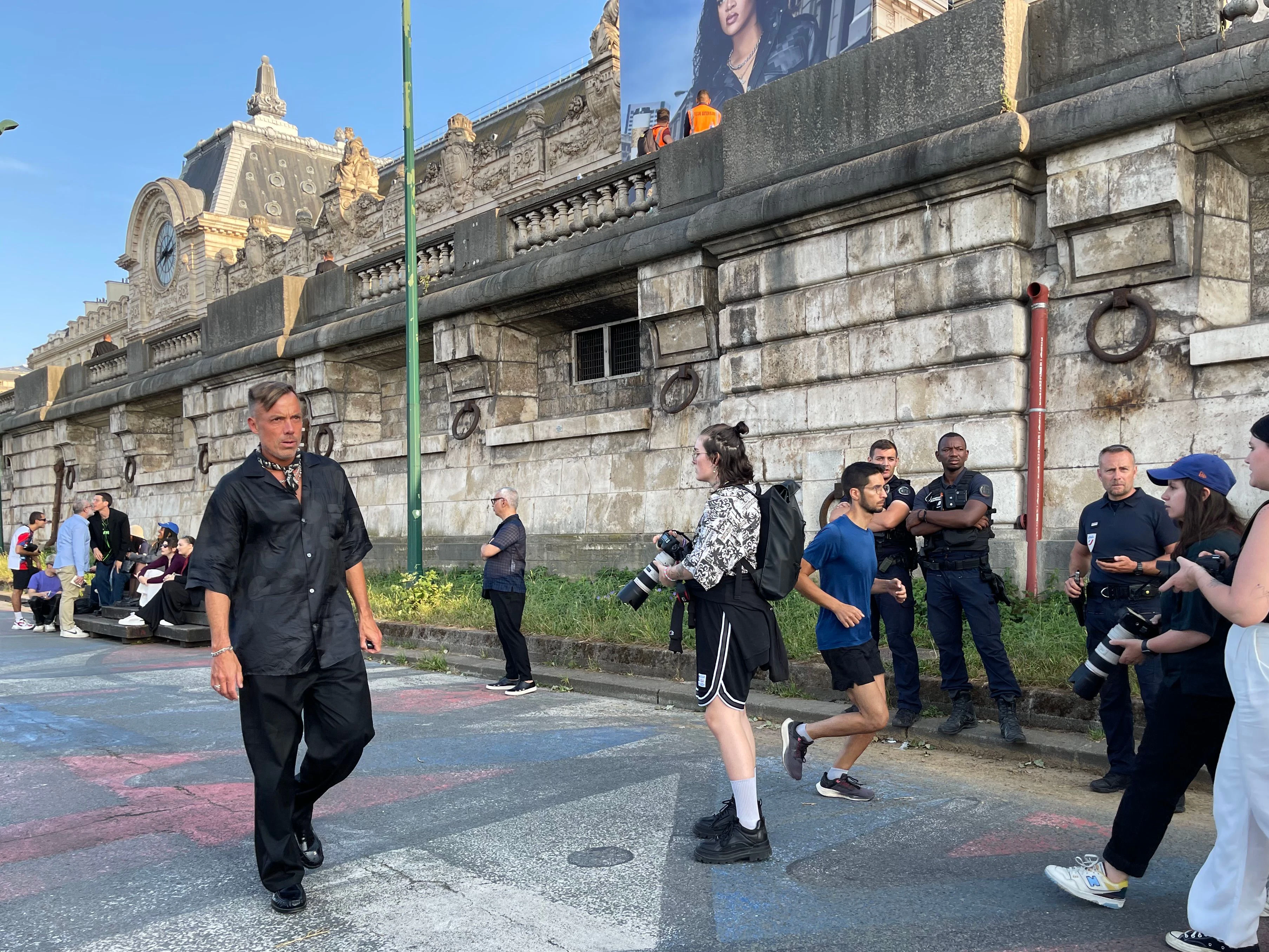Die Gäste fanden sich an der Promenade Edouard Glissant an der Seine ein und wurden mit Dampfern zur Brücke Pont Neuf gebracht.&nbsp;