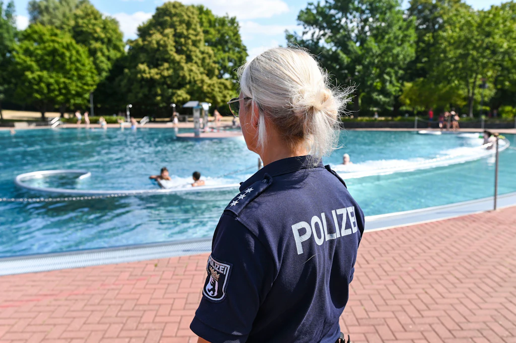 Polizeieinsatz: Im Sommerbad Pankow eskaliert wieder die Gewalt