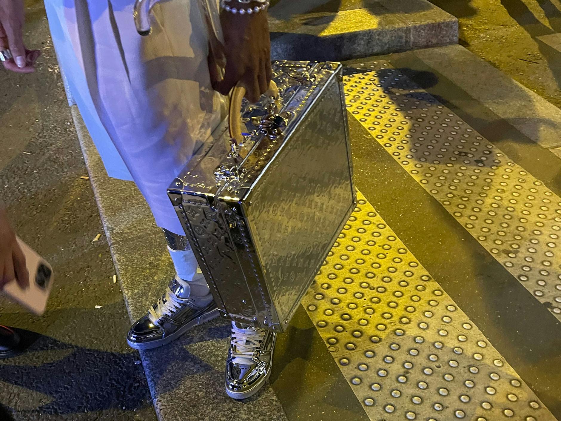 Nach der Show und den darauf folgenden Überraschungsauftritten von Pharrell und Jay-Z endet die Sause auf der Brücke. Danach geht es samt Louis-Vuitton-Koffer auf die After-Show-Party im Luxushotel Cheval Blanc Paris.