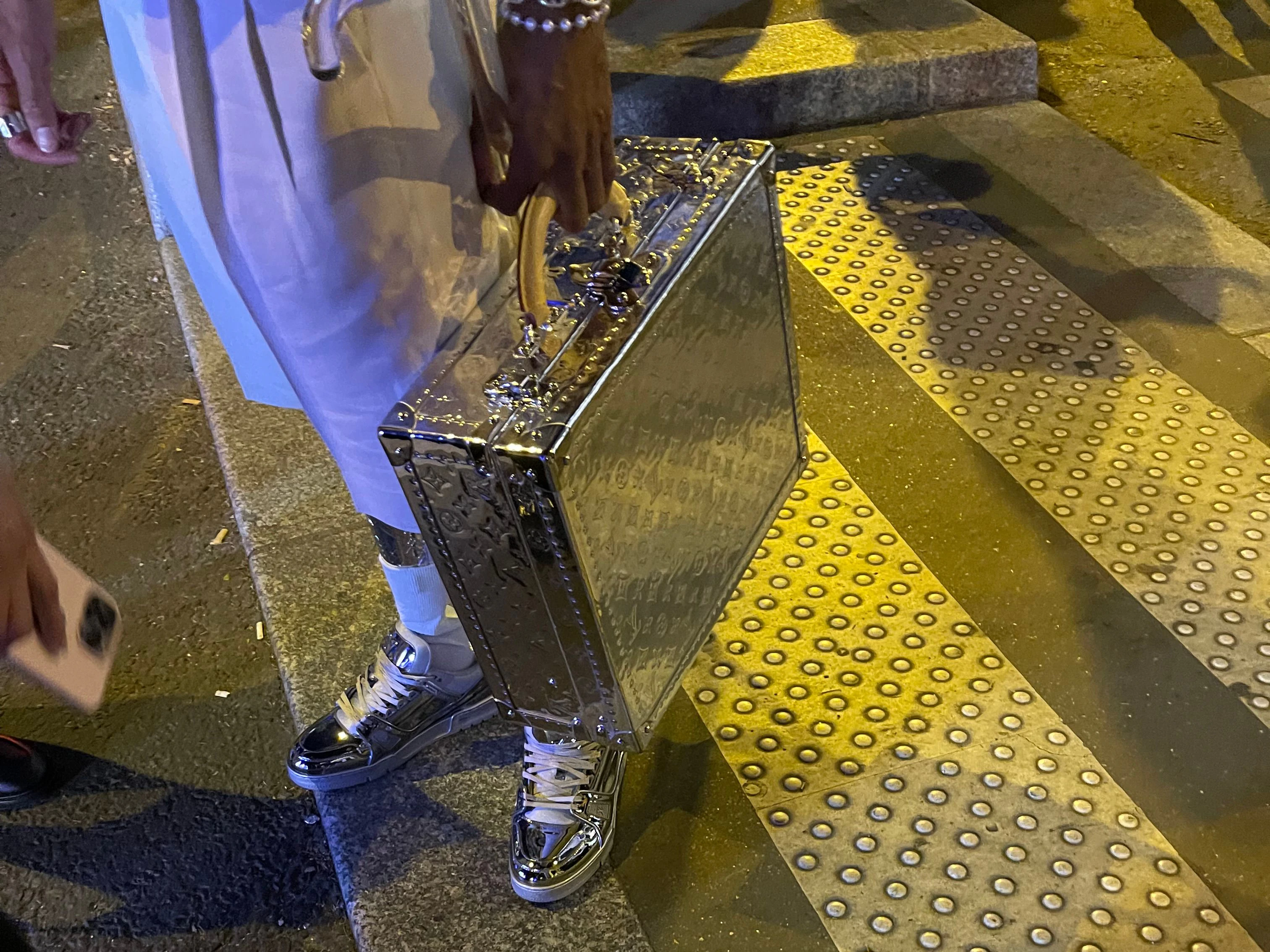 Nach der Show und den darauf folgenden Überraschungsauftritten von Pharrell und Jay-Z endet die Sause auf der Brücke. Danach geht es samt Louis-Vuitton-Koffer auf die After-Show-Party im Luxushotel Cheval Blanc Paris.