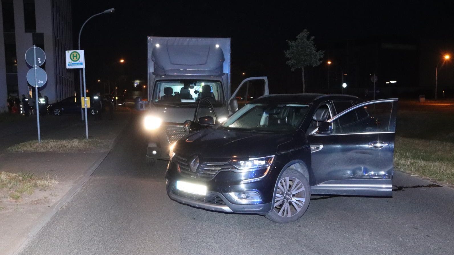 Ausgebremst: Der SUV verhinderte die Weiterfahrt des gestohlenen Kleinlasters.