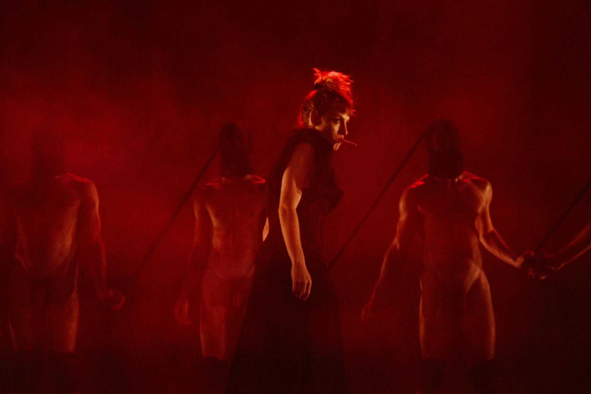 Marina Otero im Kreis der nackten Männer, die für sie tanzen