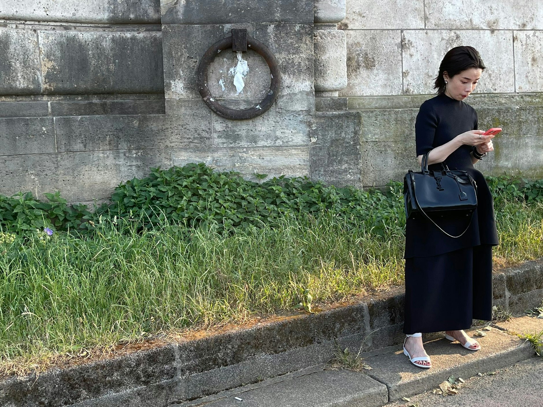 Schwarz gekleidet sind zwar wenige, aber auch das ist mit Louis Vuitton möglich.