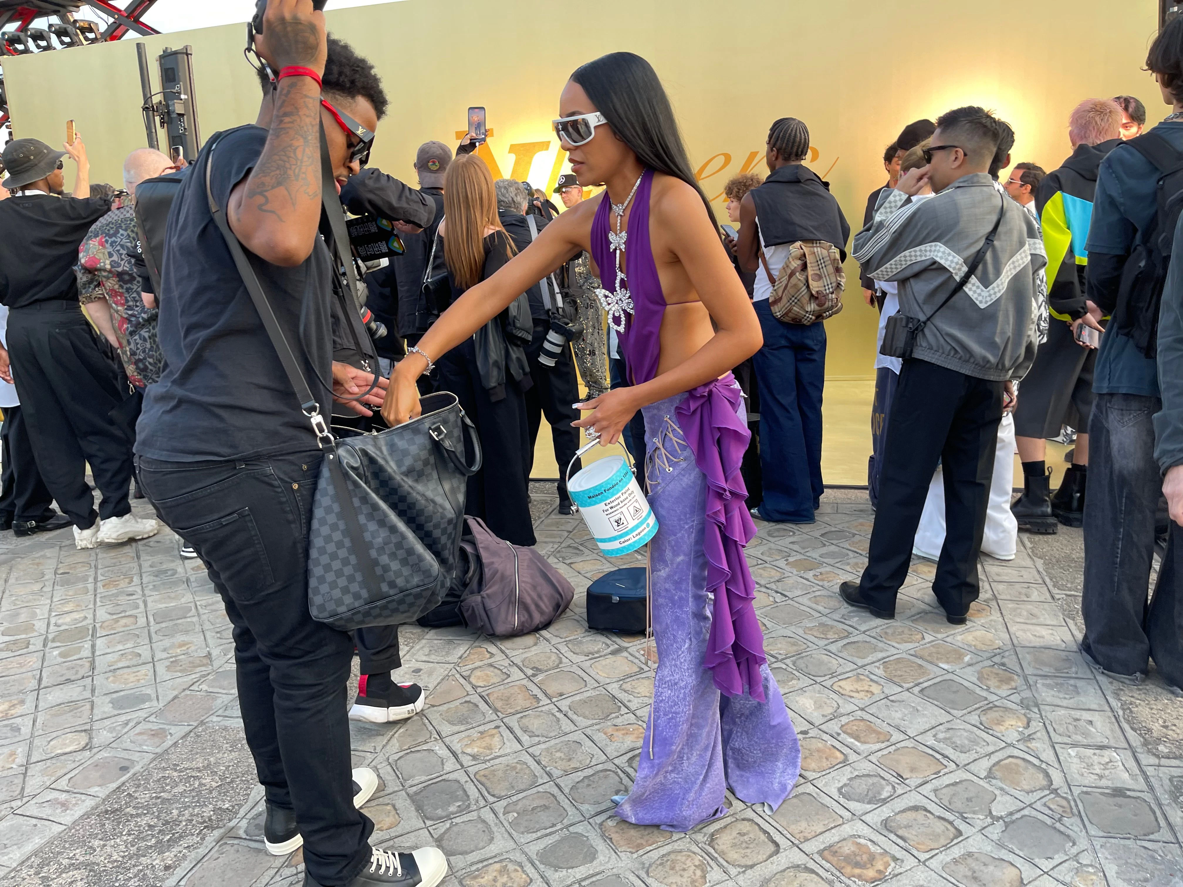 Manche haben ihre eigenen Fotografen dabei. Die Dame in Lila hält übrigens keinen Farbeimer in der Hand, sondern eine Louis-Vuitton-Tasche, die noch vom leider viel zu früh verstorbenen Virgil Abloh kreiert wurde.