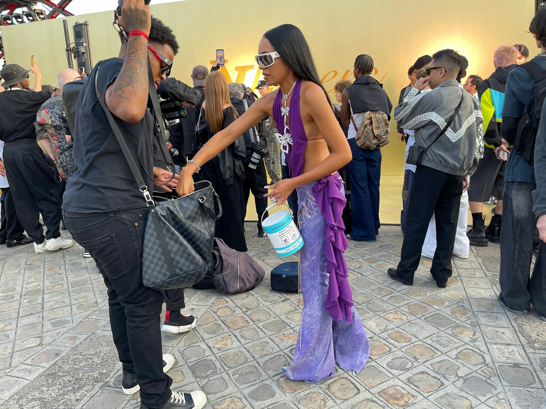 Manche haben ihre eigenen Fotografen dabei. Die Dame in Lila hält übrigens keinen Farbeimer in der Hand, sondern eine Louis-Vuitton-Tasche, die noch vom leider viel zu früh verstorbenen Virgil Abloh kreiert wurde.