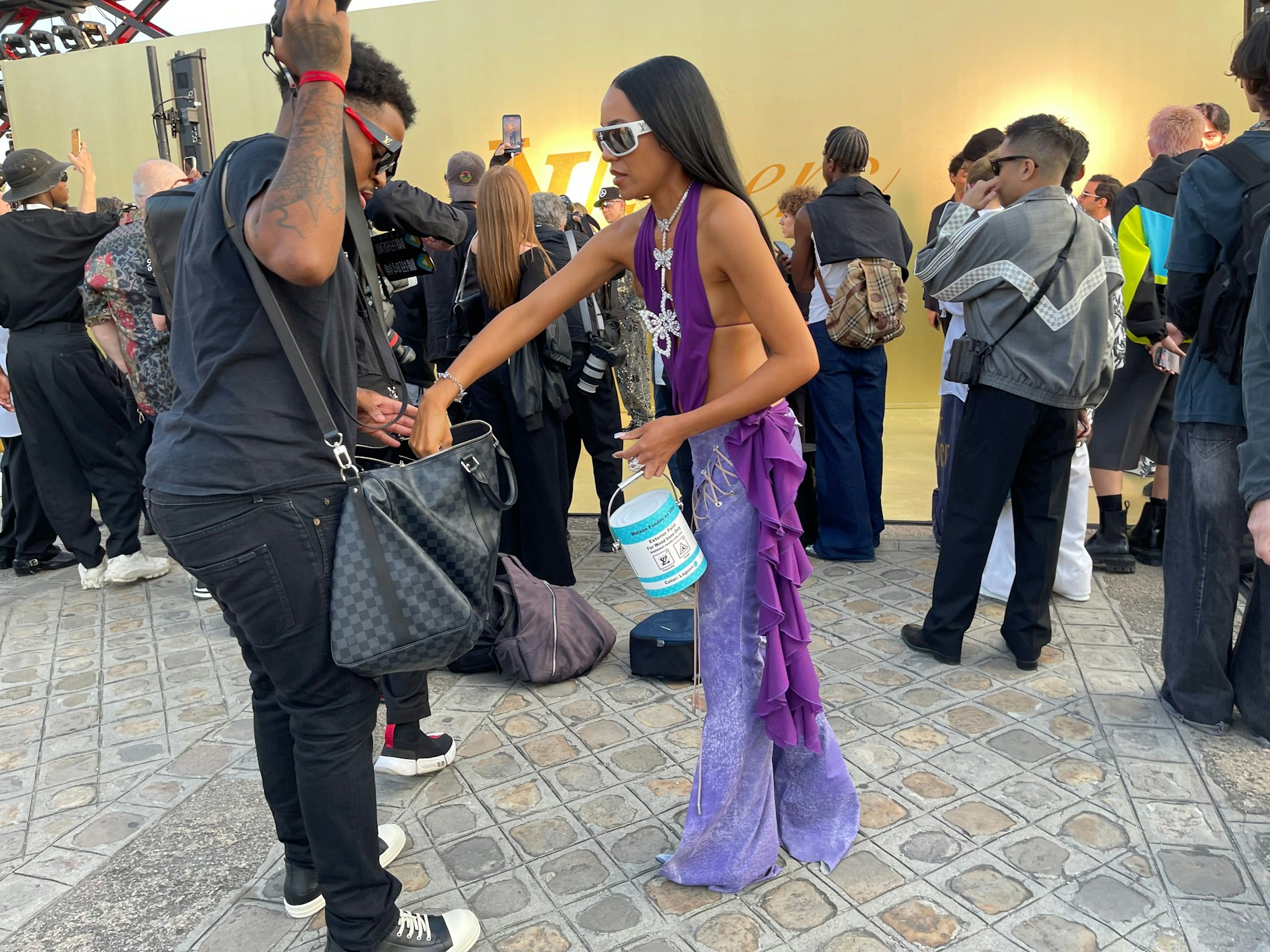 Manche haben ihre eigenen Fotografen dabei. Die Dame in Lila hält übrigens keinen Farbeimer in der Hand, sondern eine Louis-Vuitton-Tasche, die noch vom leider viel zu früh verstorbenen Virgil Abloh kreiert wurde.