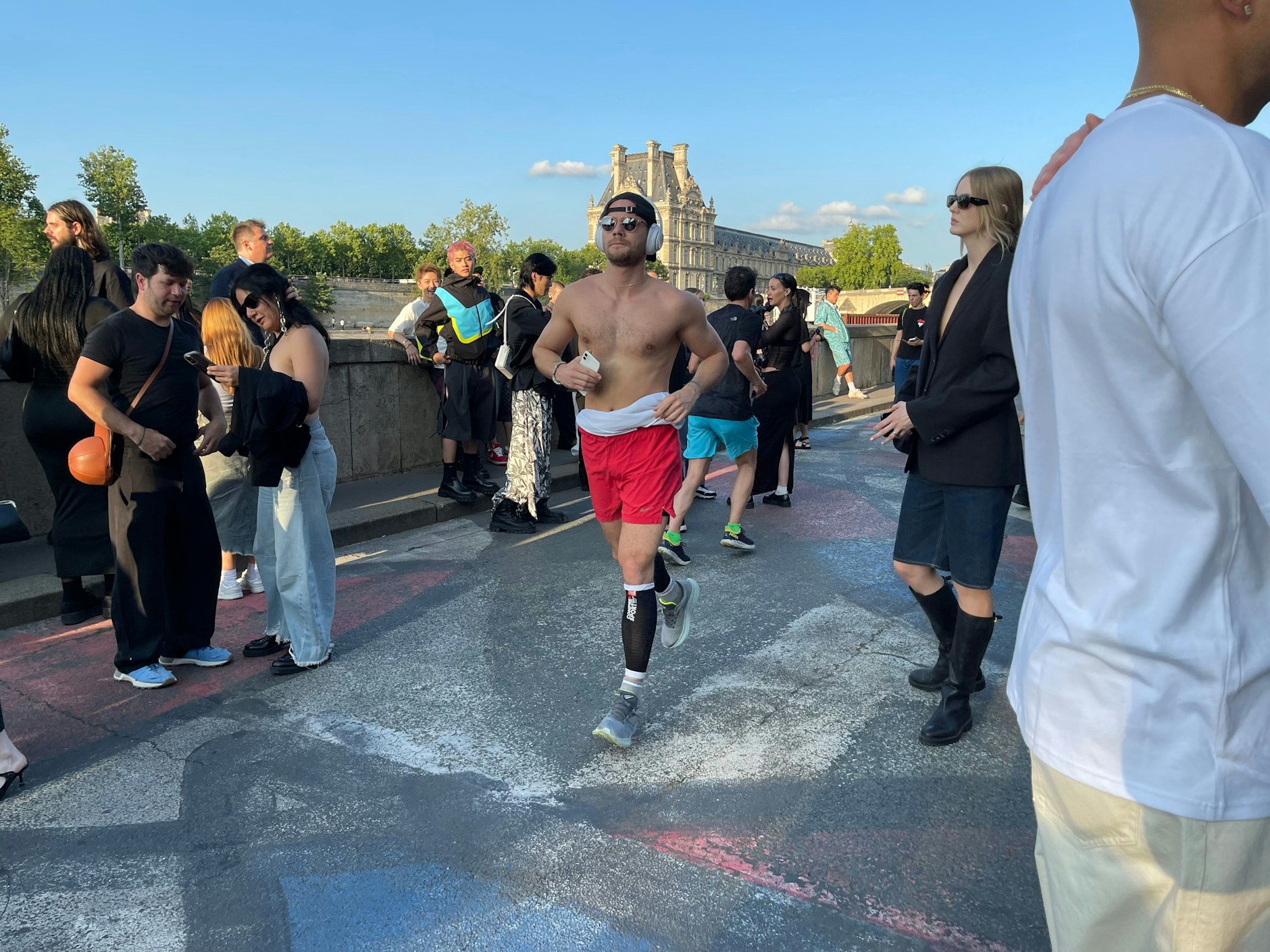 Dieser Jogger ist auch ein schöner Anblick. Das weiß er offensichtlich.