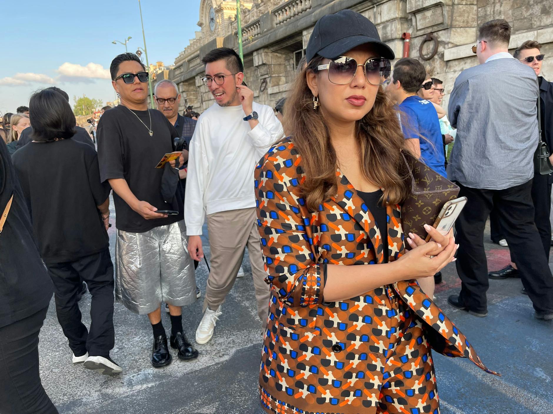 Ein gemusterter Zweiteiler sucht Bootsablegestelle.