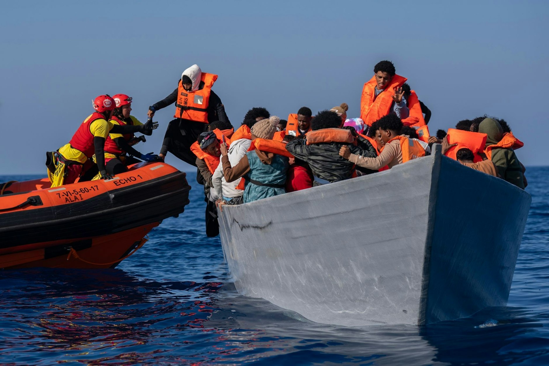 Helfer einer spanischen Nichtregierungsorganisation unterstützen auf dem Mittelmeer in Not geratene Menschen aus Eritrea, Libyen und dem Sudan.