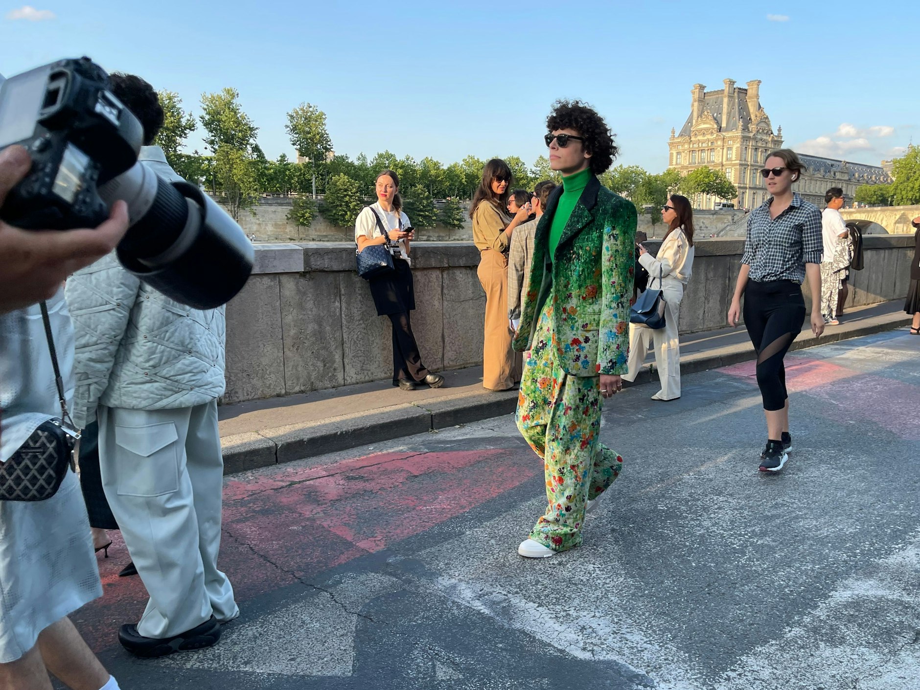 Hier kommt ein kostbarer Louis-Vuitton-Zweiteiler in Grün; trotz Hitze mit einem Rollkragenpullover kombiniert.