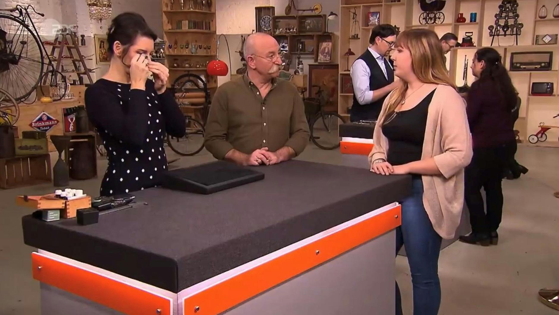 „Bares für Rares“-Expertin Wendela Horz prüft den Ring ganz genau.