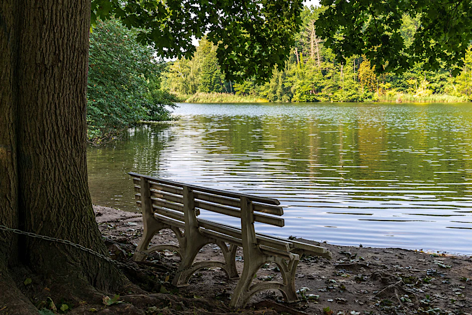 Der Schlachtensee in Berlin ist vor allem an Wochenenden brechend voll mit Kindern und Jugendlichen, diesen Donnerstag war er hingegen ziemlich leer.