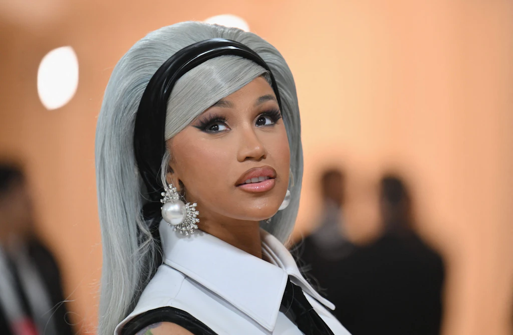 Nach Mikrofon-Wurf: Zuschauerin zeigt Cardi B wegen Körperverletzung an