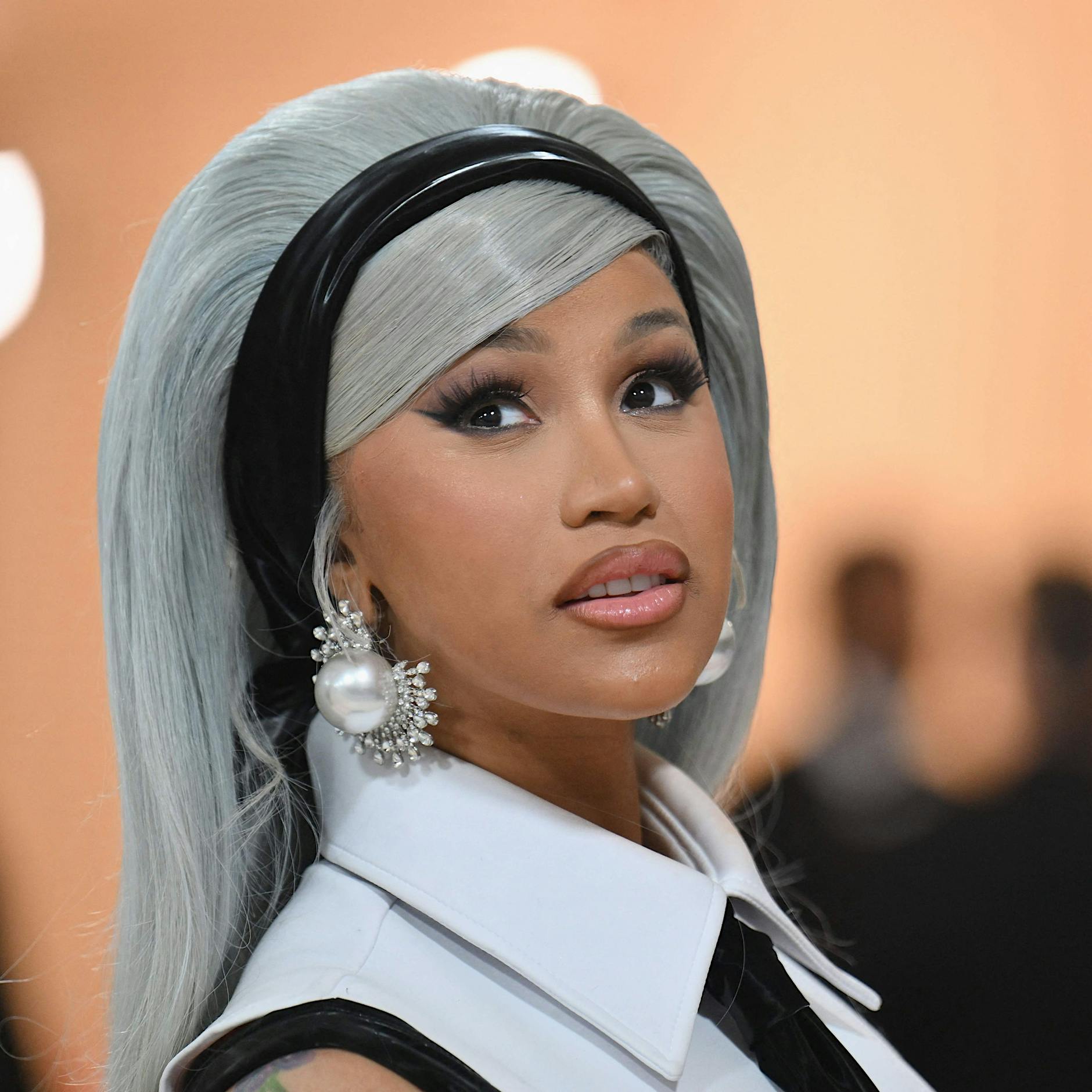 Cardi B nach Mikrofon-Wurf wegen Körperverletzung angezeigt