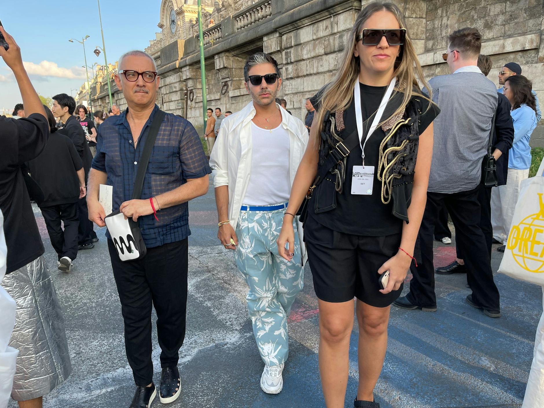 Diese Louis-Vuitton-Mitarbeiterin peppt ihr schlichtes Hitzeoutfit mit einer raffinierten Weste auf.