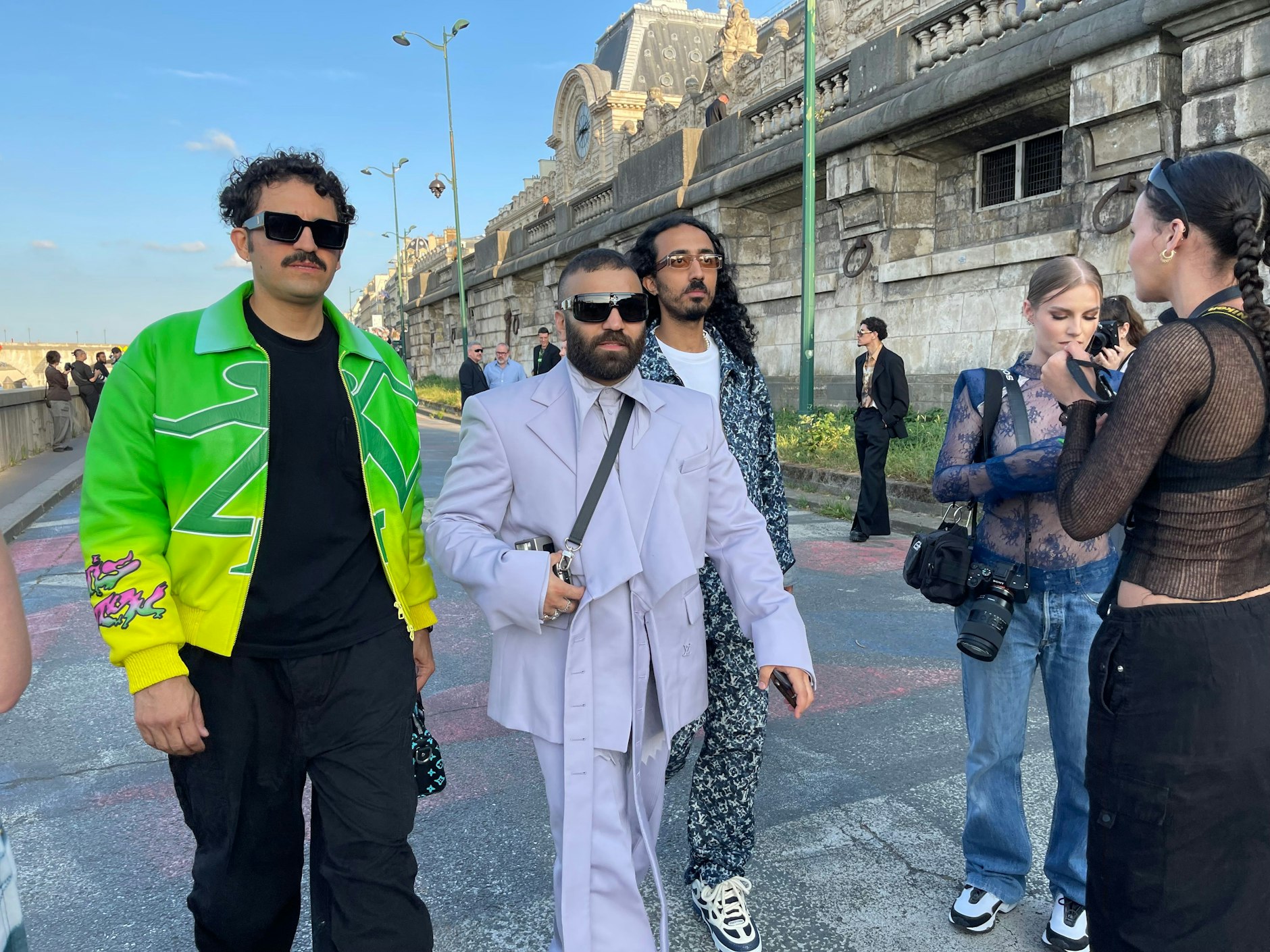 Die Fashionistas rücken an. Ihre Outfits sind einige Tausend Euro wert.