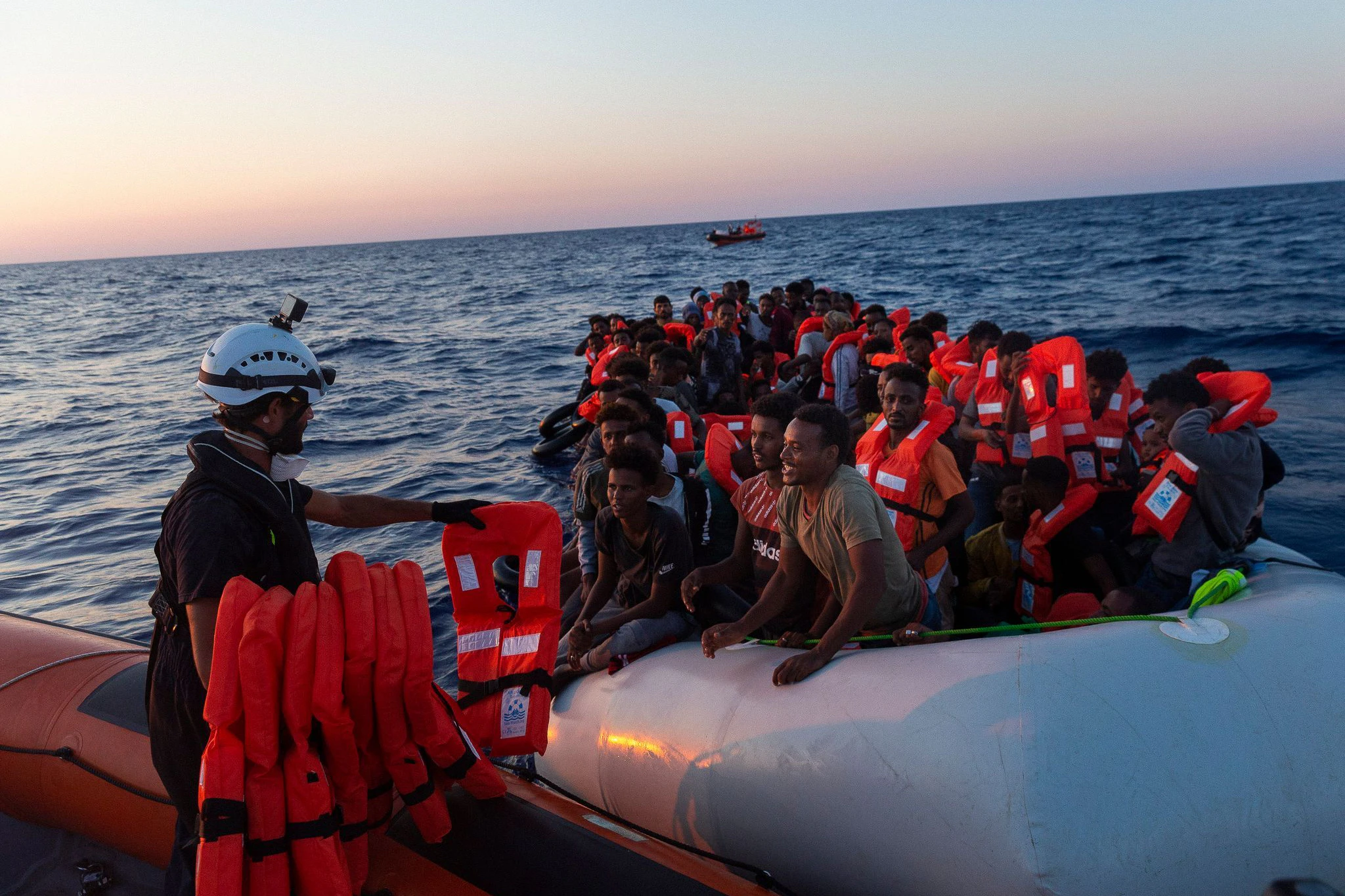 Die Besatzung der „Sea-Watch 3“ verteilt Rettungswesten an Menschen in einem Schlauchboot, mit dem sie versuchten, nach Europa zu gelangen.&nbsp;