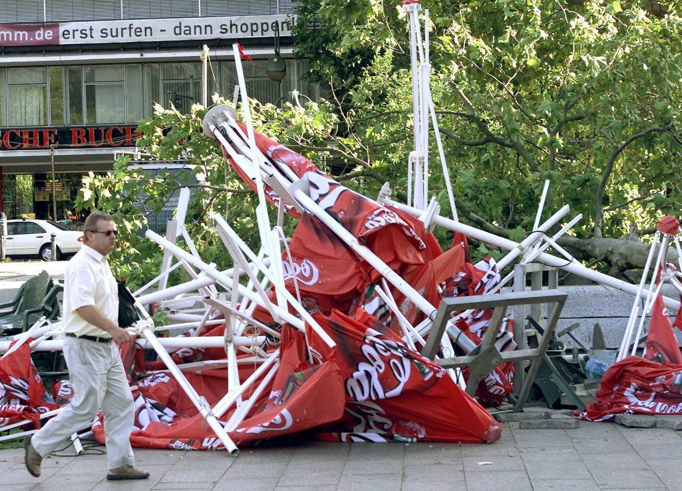 Umgestürzte Sonnenschirme und Tische am Breitscheitplatz