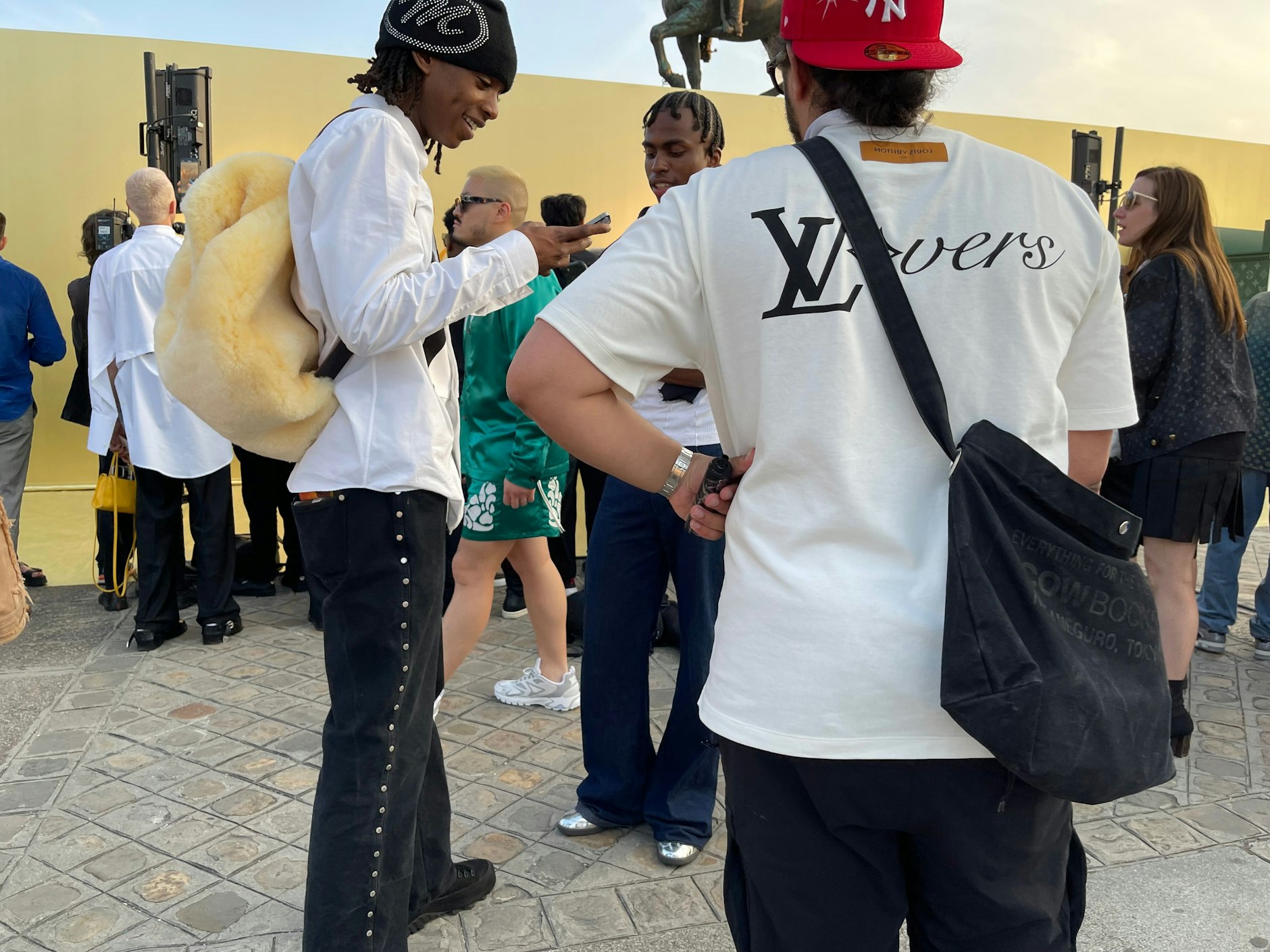 Die fluffige Teddy-Tasche links macht gute Laune.